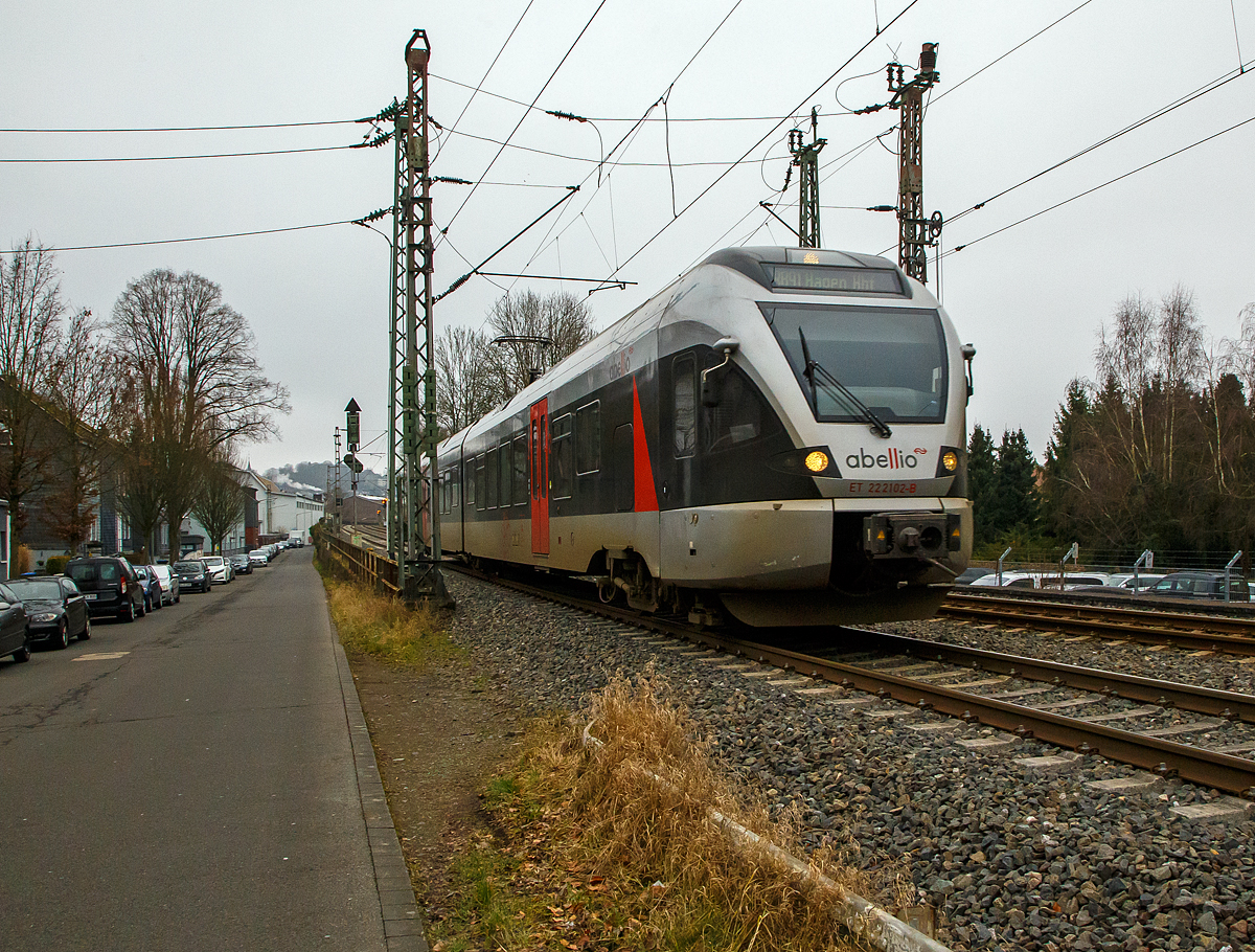 Der ET 22 2102  Kreuztal  (94 80 0426 101-2 D-ABRN / 94 80 0826 101-8 D-ABRN), ex ET 22 002, ein 2-teiliger Stadler FLIRT der Abellio Rail NRW fährt am 15.01.2022, als RB 91  Ruhr-Sieg-Bahn  (Siegen - Hagen), von Siegen in Richtung Siegen-Weidenau. 

Es sind wohl die letzten Tage für den Triebzug bzw. für den Betreiber Abellio Rail NRW auf dieser Strecke. Im Rahmen der vorzeitigen Vertragskündigung zum 31. Januar 2022 werden die Linien RE 16 (Ruhr-Sieg-Express), und RB 91(Ruhr-Sieg-Bahn) ab dem 1. Februar 2022 wieder von der DB Regio NRW betrieben. Ich bin gespannt was ab  nächster Woche für Züge hier wieder fahren.

Ein Grund für die vorzeitige Vertragskündigung ist wohl auch, die neue IC-Verbindung im 2-Stunden-Takt, die zwischen Dillenburg und Iserlohn-Letmathe auch als RE 34 geführt wird und die Freigabe für alle Nahverkehr Tickets auf diesem Streckenabschnitt hat. So fielen die Verkehrsleistung für die Abellio weg.
