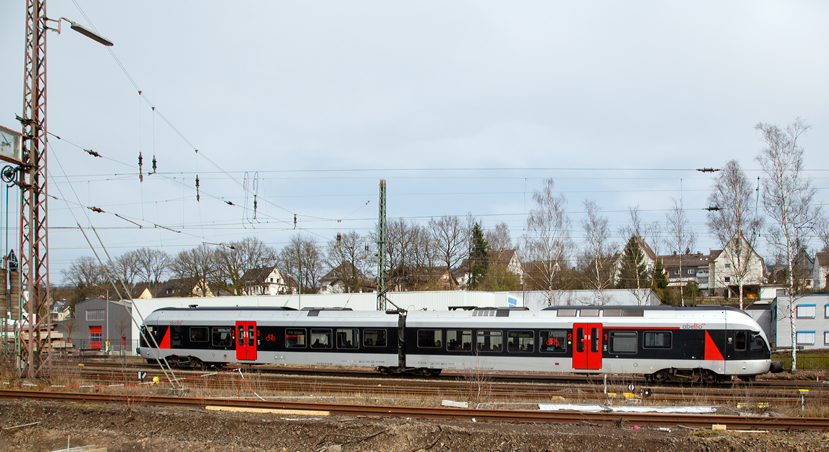 
Der ET 22 2106  Siegen  (94 80 0426 105-3 D-ABRN / 94 80 0826 105-9 D-ABRN), ex ET 22 006, ein 2-teiliger Stadler Flirt EMU 2 bzw. BR 0426.1 der Abellio Rail NRW fährt am 02.04.2016 von Kreuztal weiter in Richtung Siegen. Er fährt als RE 16   Ruhr-Sieg-Express  (Essen - Hagen - Siegen).