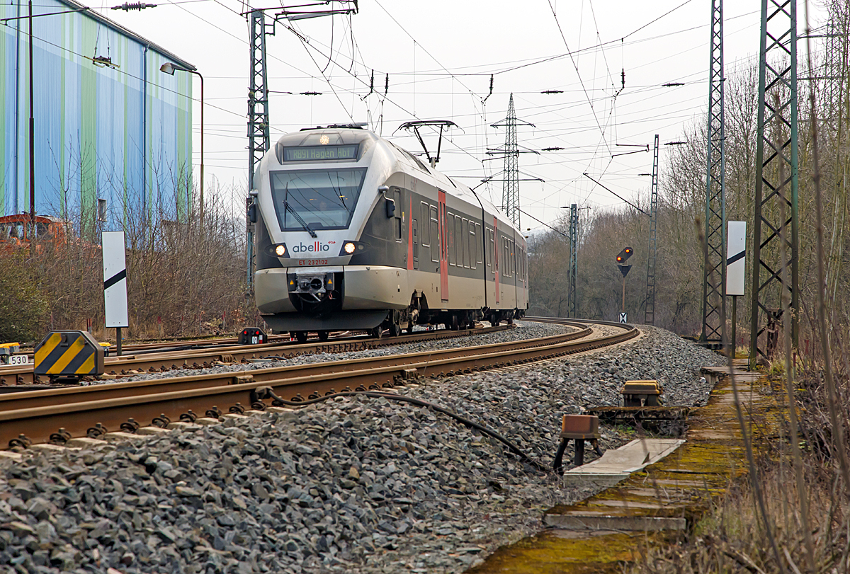 
Der ET 23 2102  Märkischer Kreis  (ex ET 23 002) ein 3-teiliger Stadler FLIRT der Abellio Rail NRW GmbH, fährt am 14.02.2015 als RB 91 -  Ruhr-Sieg-Bahn  die Verbindung Siegen - Hagen, hier erreicht er gleich den Bahnhof Siegen-Geisweid (ehem. Hüttental-Geisweid).

Der FLIRT wurde 2007 von Stadler unter der Fabriknummer 37659 gebaut. Er ist von Macquarie Rail (vormals CBRail) geleast bzw. gemietet.

Der Triebzug hat die NVR-Nummern 94 80 0427 101-1 D-ABRN / 94 80 0827 101-7 D-ABRN / 94 80 0427 601-0 D-ABRN.