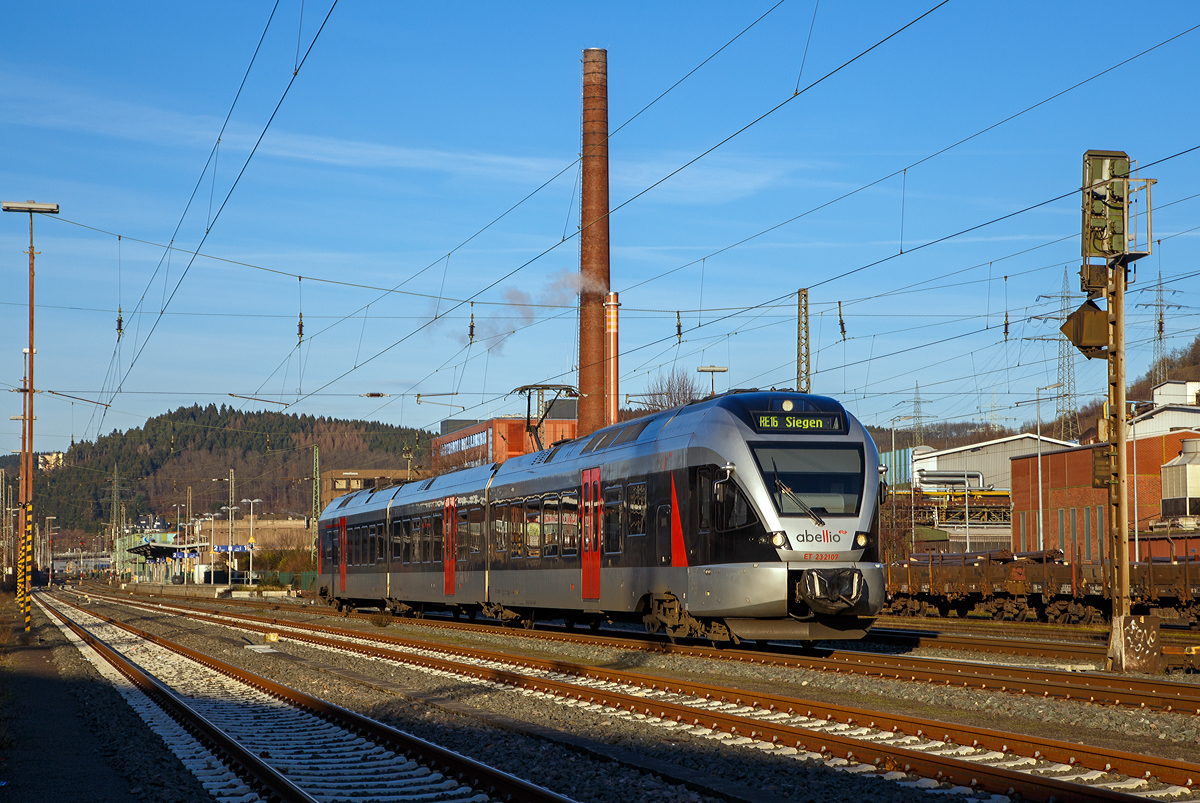 Der ET 23 2107 (94 80 0427 106-0 D-ABRN / 94 80 0827 106-6 D-ABRN / 94 80 0427 606-9 D-ABRN), ex ET 23007, ein 3-teiliger Stadler FLIRT der Abellio Rail NRW GmbH fährt am 09.01.2016, als RE 16  Ruhr-Sieg-Express  (Essen - Hagen - Siegen), durch Siegen-Geisweid in Richtung (Sieg).

Nach der Insolvenz enden am 31. Januar 2022 hier die Verkehrsleitungen der Abellio Rail NRW, ab dem 01. Februar fahren dann die Züge der RE 16 und RB 91 auf dem Ruhr-Sieg-Netz unter der Flagge der DB Regio.
