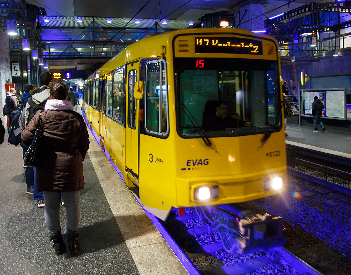 
Der EVAG 5122 ein Stadtbahnwagen Typ B erreicht am 08.02.2016 als Linie U 17 den U-Bahnhof Essen Hauptbahnhof. Der Wagen vom Typ  B80C wurde 1978 von Duewag gebaut. 

Die B-Wagen wurden zwischen 1976 und 1985 von der Essener Verkehrs-AG (EVAG) beschafft und werden bis heute auf allen drei U-Linien eingesetzt. Ursprnglich waren diese Wagen mit Klapptrittstufen ausgestattet, die das Ein- und Aussteigen an Haltestellen ohne Bahnsteige oder mit niedrigen Bahnsteigen ermglichten. Da jedoch alle Haltestellen mittlerweile mit einheitlichen Hochbahnsteigen ausgestattet worden sind, werden diese Stufen im Zuge der aktuellen Wagenmodernisierungen abgebaut. Die B-Wagen verkehren in Essen sowohl in Einzel- als auch in Doppeltraktion. Insgesamt waren im Jahr 2007 31 B-Wagen in der Essener Stadtbahn im Einsatz. Sieben Fahrzeuge davon gehren der Mlheimer VerkehrsGesellschaft, werden aber gemeinsam mit den Essener Wagen eingesetzt. 

Technische Daten: 
Spurweite:  1.435 mm (Normalspur) 
Achsformel:  B'2'B'
Lnge ber Kupplung:  28.000 mm
Breite:  2.650 mm
Leergewicht:  39,0 t
Hchstgeschwindigkeit:  80 km/h
Stundenleistung:  2 235 kW = 470 kW
Sitzpltze:  72
Stehpltze:  111
Fubodenhhe:  1010 mm