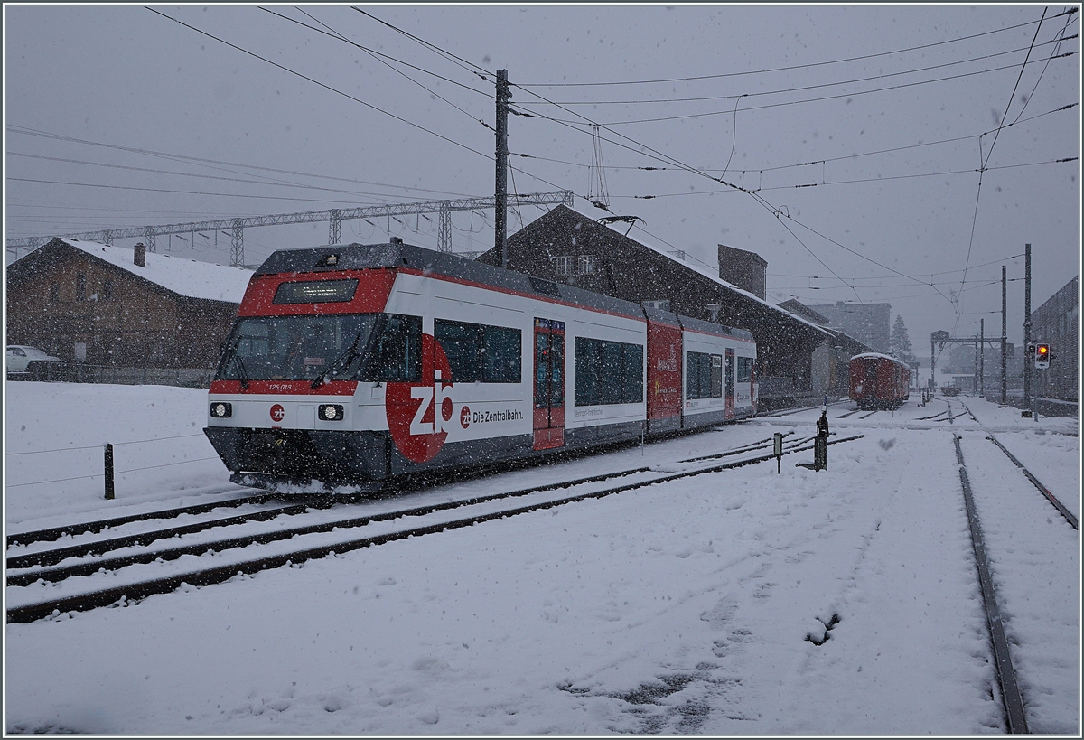 Der ex CEV Be 2/6 7004  Montreux, nun als Zentralbahn Be 125 013 unterwegs, verlässt erreicht bei garstigem Wetter Innterkirchen.
Grundsätzlich möchte die Zentralbahn ihre Regionalzüge von Interlaken Ost bis Innertkichen durchlaufen lassen, was ja auch sinnvoll ist. Dem steht zur Zeit noch entgegen. dass die ehemalige MIB Strecke mit Gleichstrom elektrifiziert ist (im Gegensatz zur Wechselstromausrüstung der Brünigbahn). Bis zur früheren oder späteren Verwirklichung dieser durchgehenden Verbindung dürfte der ex CEV GTW Be 2/6 7004 eine gesicherte Zukunft im Mittelpunkt der Schweiz haben; und wer weiss, eines Tages kehrt er vielleicht an die Riviera zurück, zur Blonay-Chamby Bahn...

16. März 2021