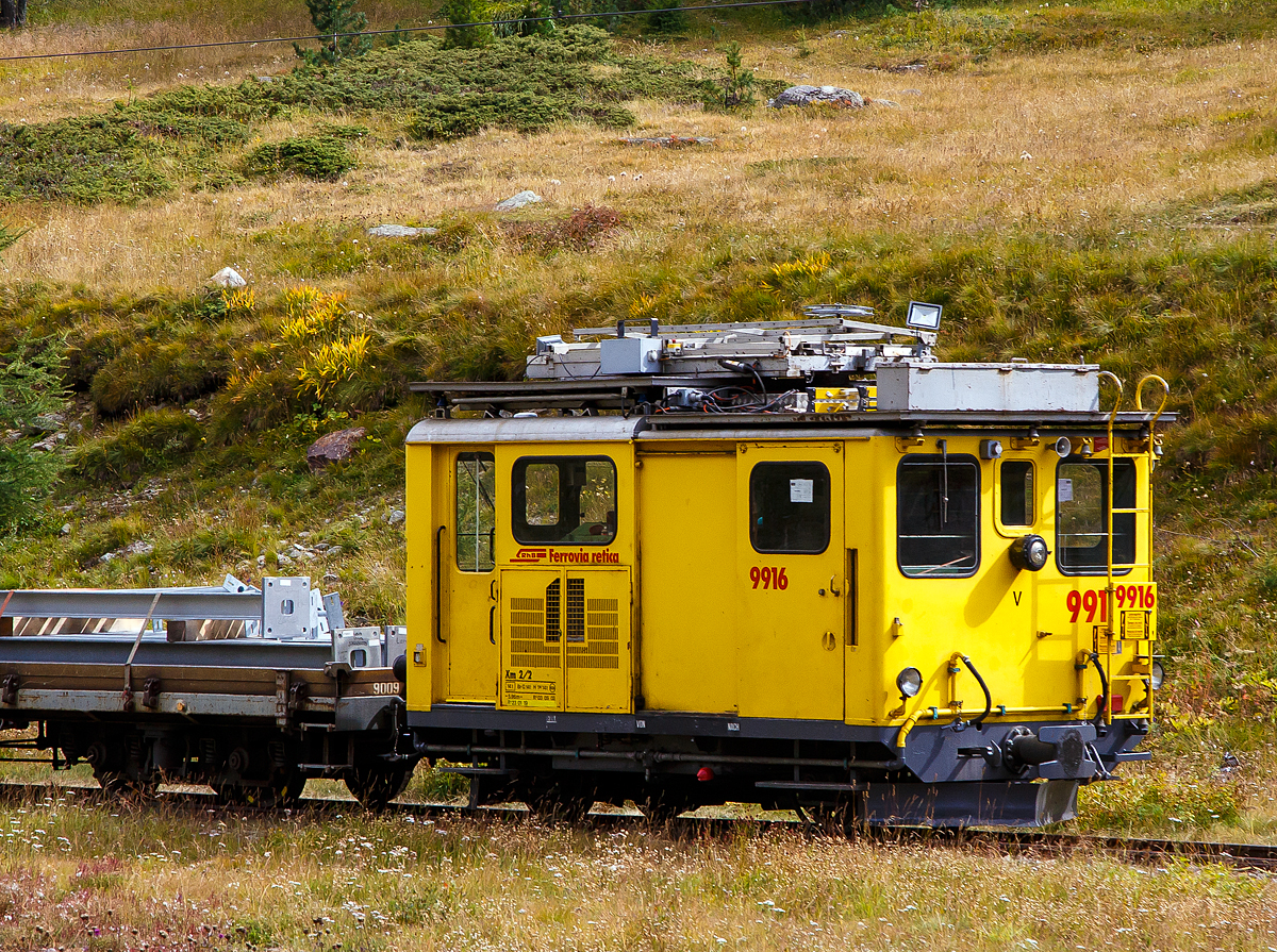 Der Fahrleitungs-Turmwagen RhB Xm 2/2 9916 steht am 06.09.2021, mit dem Mastentransportwagen bzw. Flachwagen RhB Xak 9009 (ex A 1104), bei Bernina Suot.

Der Turmwagen wurde 1964 von Robert Aebi (RACO) in Zürich unter der Fabriknummer 1636 gebaut und an die RhB geliefert.

TECHNISCHE DATEN (Xm 2/2):
Anzahl Fahrzeuge: 1
Spurweite: 1.000 mm
Achsformel: B-dm
Länge über Puffer: 5.960 mm
Achsabstand: 2.640 mm
Höhe: 3.520 mm
Dienstgewicht: 14 t
Ladegewicht: 3,5 t
Höchstgeschwindigkeit: 40 km/h (55 km/h Schleppfahrt)
Motor: luftgekühlter V6-Zylinder Dieselmotor vom Typ Deutz F6L 714
Stundenleistung Dieselmotor: 90 kW
Anfahrzugkraft: 35 kN
Stundenzugkraft:  10 kN
Bremsen: Hsb, WhB, Hyb, Vb
Luftbrems- und Handbremsgewicht: 13 t
Lauffähig:  Ganzes Netz