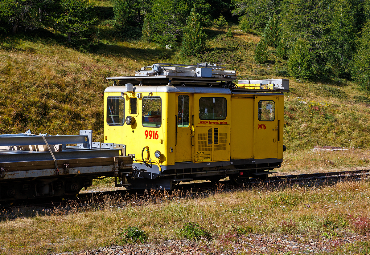 Der Fahrleitungs-Turmwagen RhB Xm 2/2 9916 steht am 06.09.2021, mit dem Mastentransportwagen bzw. Flachwagen RhB Xak 9009 (ex A 1104), bei Bernina Suot.

Der Turmwagen wurde 1964 von Robert Aebi (RACO) in Zürich unter der Fabriknummer 1636 gebaut und an die RhB geliefert.

TECHNISCHE DATEN (Xm 2/2):
Anzahl Fahrzeuge: 1
Spurweite: 1.000 mm
Achsformel: B-dm
Länge über Puffer: 5.960 mm
Achsabstand: 2.640 mm
Höhe: 3.520 mm
Dienstgewicht: 14 t
Ladegewicht: 3,5 t
Höchstgeschwindigkeit: 40 km/h (55 km/h Schleppfahrt)
Motor: luftgekühlter V6-Zylinder Dieselmotor vom Typ Deutz F6L 714
Stundenleistung Dieselmotor: 90 kW
Anfahrzugkraft: 35 kN
Stundenzugkraft:  10 kN
Bremsen: Hsb, WhB, Hyb, Vb
Luftbrems- und Handbremsgewicht: 13 t
Lauffähig:  Ganzes Netz