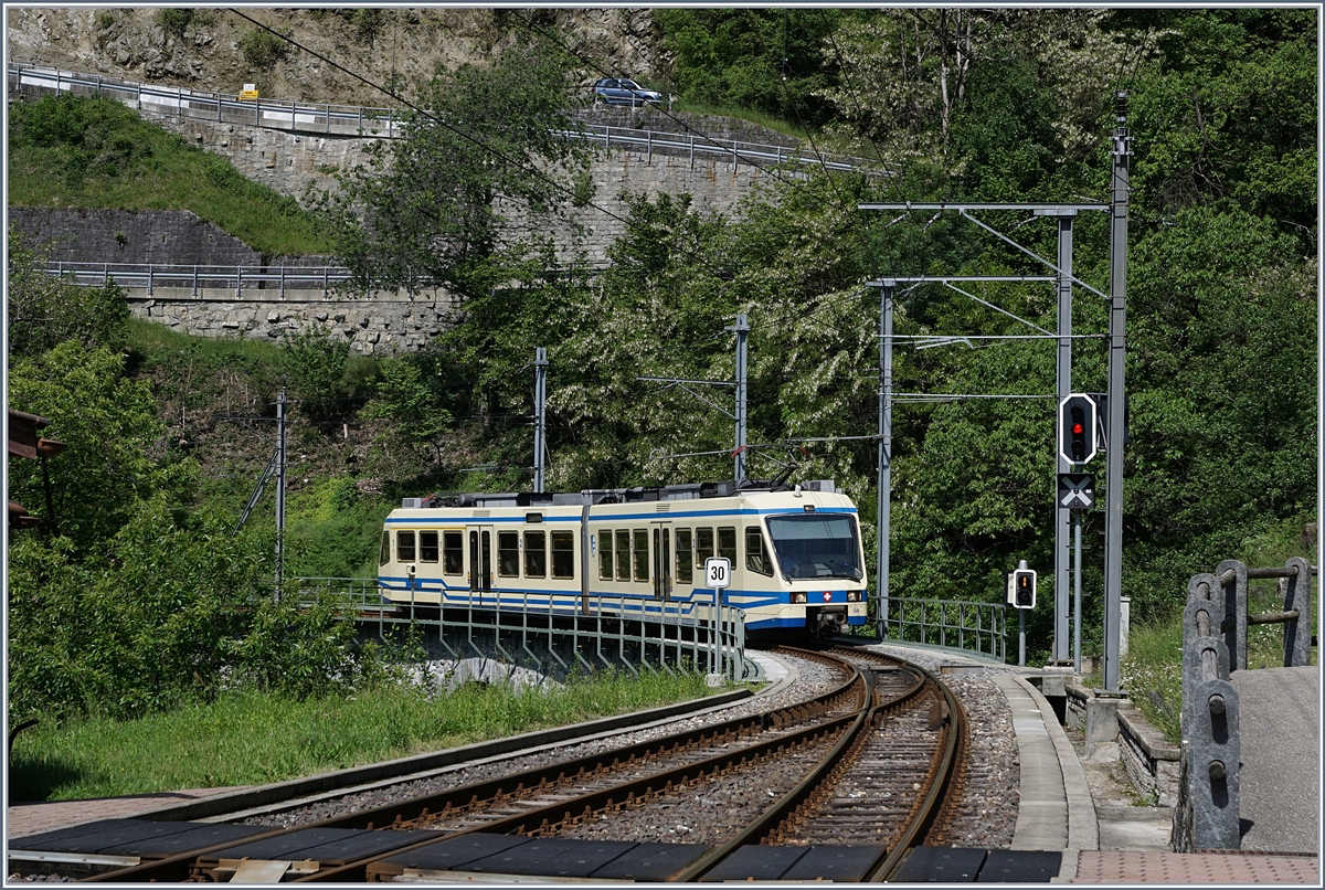 Der FART ABe 4/6 54 erreicht als Ragionalzug Camodo - Locarno Verdasio.
20. Mai 2017