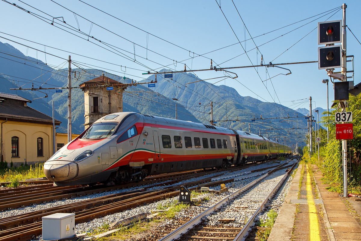 
Der  Frecciargento“  ETR 610.004 (ETR von italienisch ElettroTreno Rapido 610) der 1. Serie  (93 85 5 610 004-9 CH-TI) der Trenitalia (100-prozentige Tochtergesellschaft der Ferrovie dello Stato) erreicht am 03.08.2019 den Bahnhof Domodossola.

Eigentlich ist die Einteilung unter Italien falsch die, da alle Trenitalia ETR 610 in der Schweiz registriert sind. 