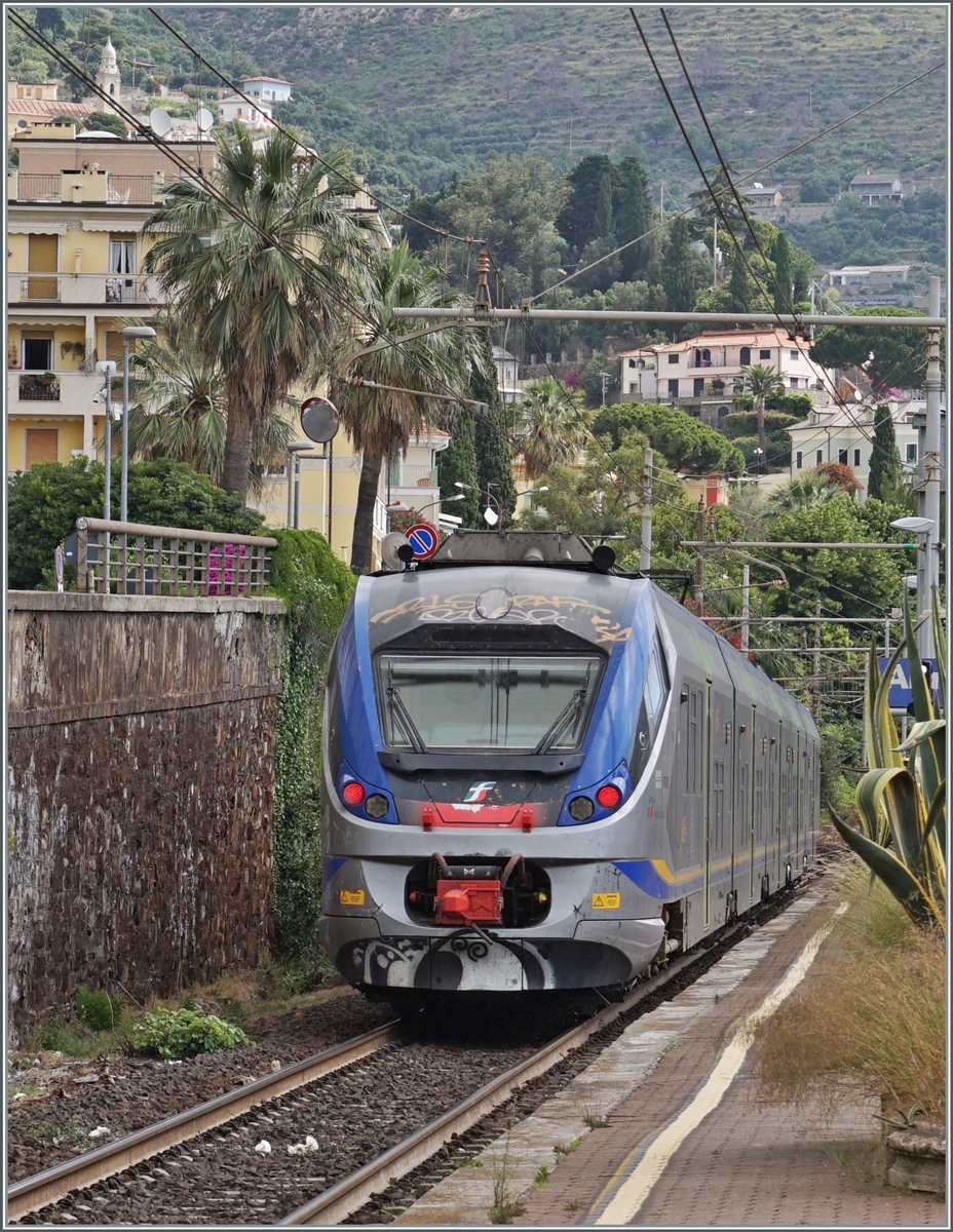 Der FS Trenitlia ETR 425 010  JAZZ  verlässt den Bahnhof von Alassio in Richtung Savonna. 

17. Juni 2024