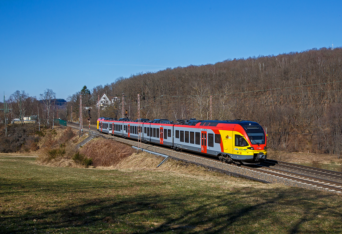 Der fünfteilige Stadler FLIRT 429 547 / 429 047 der HLB (Hessischen Landesbahn), fährt am 10.03.2022, als RE 99 (Main-Sieg-Express) Siegen - Gießen, von Wilnsdorf-Rudersdorf in weiter in Richtung Gießen.