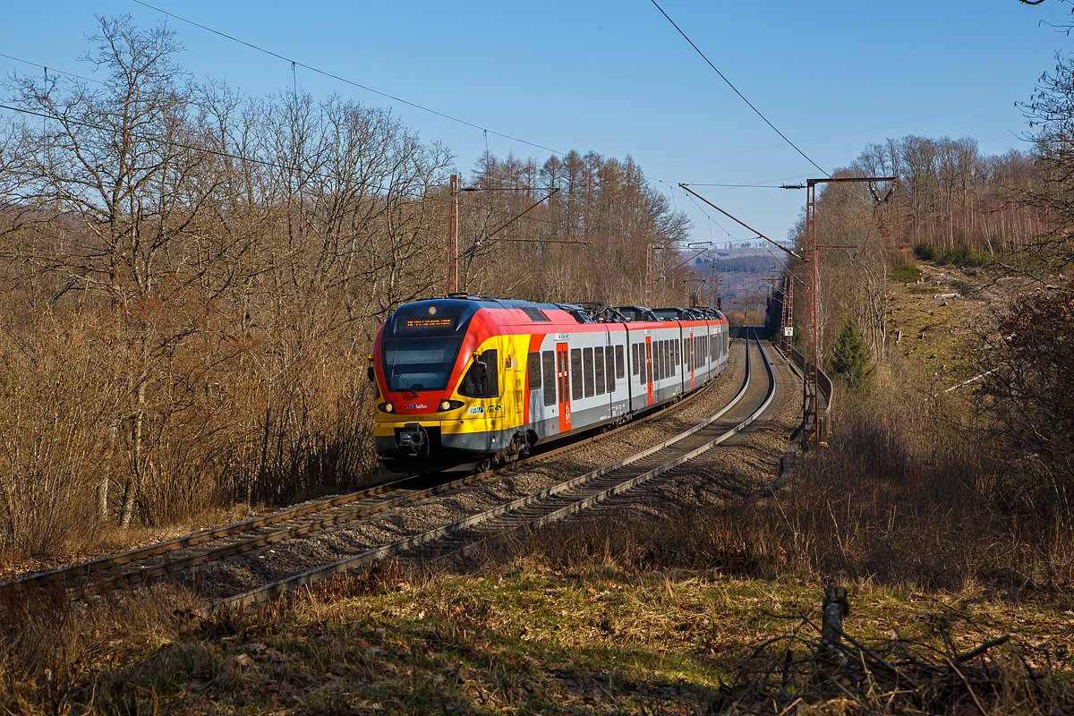 Der fnfteilige Stadler FLIRT 429 047 / 429 547 der HLB (Hessischen Landesbahn), fhrt am 13.03.2022, als RE 99 (Main-Sieg-Express) Gieen – Siegen, ber den Rudersdorfer Viadukt in Richtung Siegen.