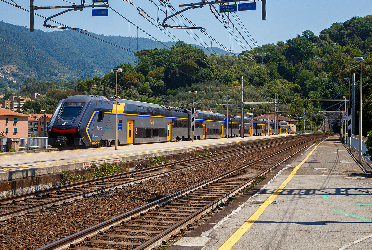 Der fnfteilige Trenitalia “Rock” ETR 521-021, ein fnfteiliger Elektrotriebzug vom Typ Hitachi Caravaggio, verlsst am 22.07.2022 den Bahnhof Levanto. Er fhrt als Cinque Terre Express (Regionale 22923) von Levanto, via Monterosso, Vernazza, Corniglia, Manarola und Riomaggiore nach La Spezia.

Hitachi Rail Italien baut im Werk Pistoia diese doppelstckigen Elektrotriebzge (EMU) vom Typ Rock. Die Fahrzeuge werden als  ETR 421 (vierteilig) ETR 521 (fnfteilig) und ETR 621 (sechsteilig) bezeichnet.