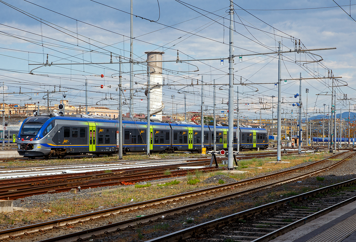 Der fnfteilige Trenitalia „JAZZ“ ETR.425.076 erreicht am 13.07.2022 den Bahnhof Roma Termini. 