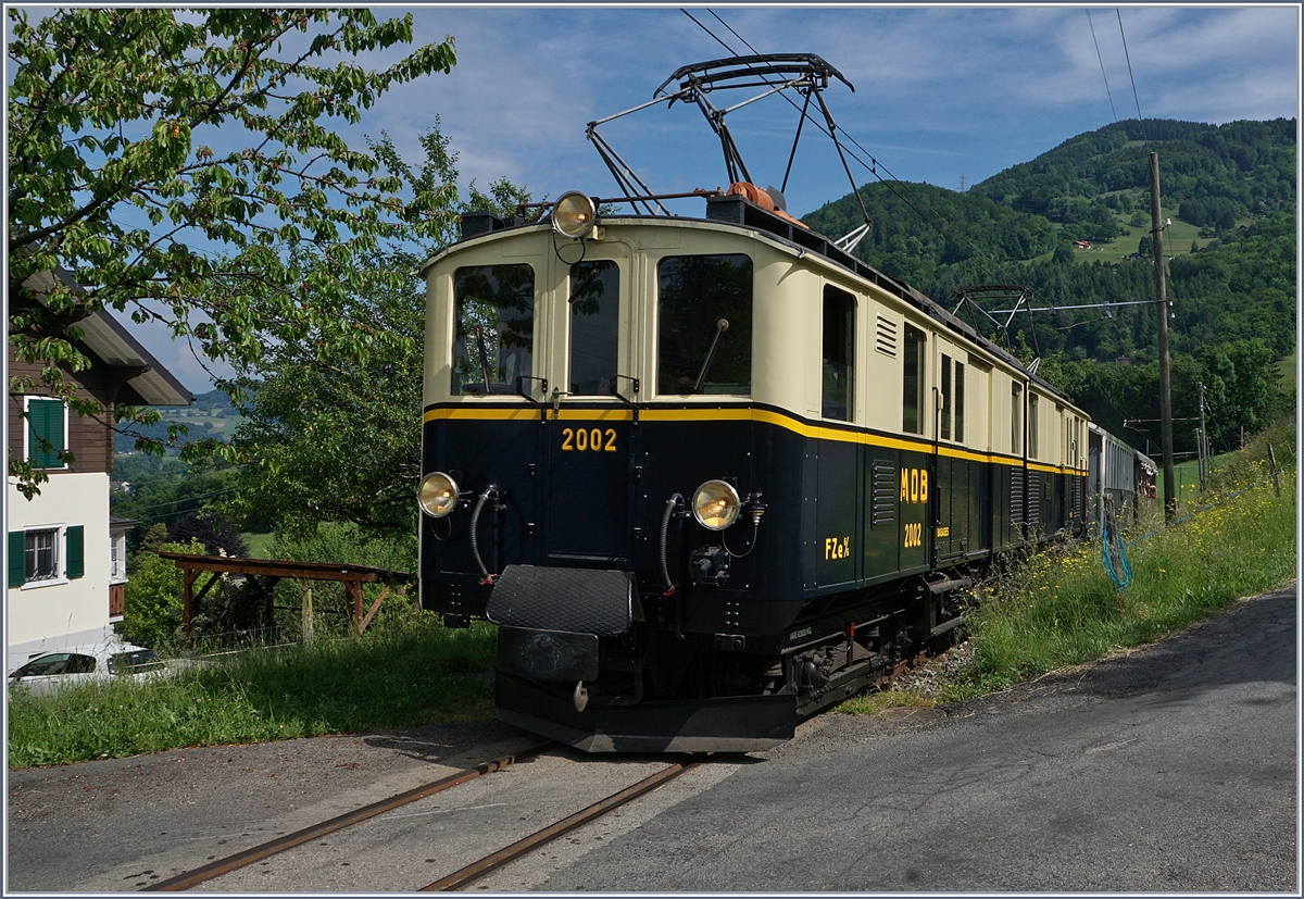 Der FZe 6/6 2002 verlst die kleine Haltestelle Cornaux (B-C PfFingsfestival 2017) 
3. Juni 2017