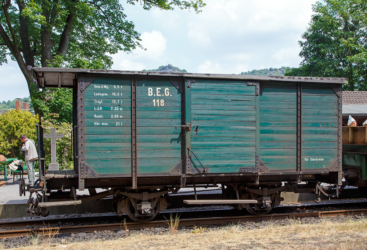 
Der G2 1.000 mm-Schmalspur-Gepäckwagen B.E.G. 118 (BEG = Brohltal-Eisenbahn-Gesellschaft) am 24.05.2015 im Bahnhof Brohl BE. 

Der  Wagen wurde 1918 von LHW (Linke-Hofmann-Werke AG) gebaut. 

Technische Daten:
Spurweite: 1.000 mm
Anzahl der Achsen: 2
Länge über Puffer: 7.200 mm
Achsabstand: 2.600 mm
Eigengewicht: 6,5 t
Max. Ladegewicht: 15 t
Zugelassen für Steilstrecke (50 ‰ bei der Bohltalbahn)
