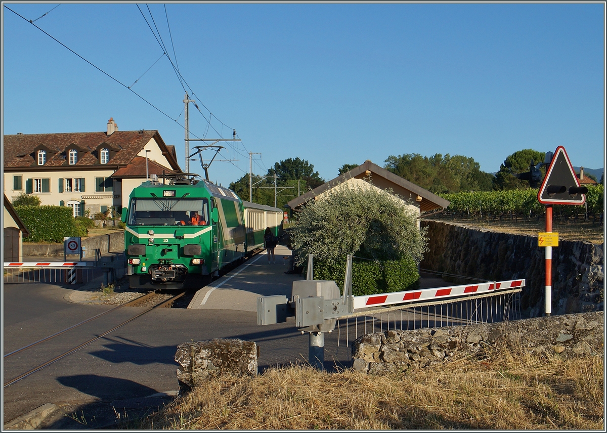 Der von der Ge 4/4 22 gezogen Zug BAM 105 in Vufflens le Château. 
21. Juli 2015