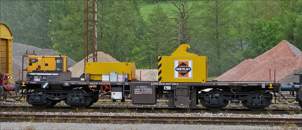 .Der Gegenlastwagen zu Gleiskran KRC 1200 (99 81 9377 003-4) mit dem  hinteren Gegengewicht des Gleisbaukrans,  und als letztes der Gedeckte Materialwagen  (81 A-RTS 1810 242-9) Typ Gabs, abgestellt im Bahnhof von Ettelbrück.  20.05.2015