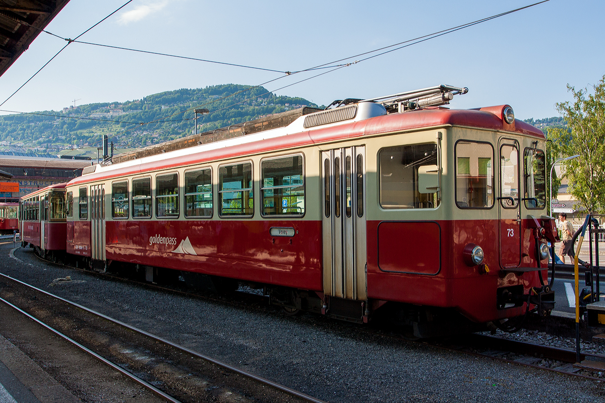 Der Gepäcktriebwagen CEV BDeh 2/4 Nr. 73 steht mit dem Steuerwagen CEV BT 222 am 29.05.2012 im Bahnhof Vevey. Beide von der MVR (Transports Montreux–Vevey–Riviera), ex CEV (Chemins de fer électriques Veveysans). Sowohl den Trieb- und den Steuerwagen gibt es heute nicht mehr.

Die Triebwagen sind für den gemischten Einsatz auf Adhäsions- und Zahnradstrecken ausgerüstet. Es wurden 1970 eine Serie von 4 Stück  (Triebwagen 71 bis 74) von SWP (Schindler Waggon Pratteln) gebaut, die elektrische Ausrüstung lieferte SAAS (Société Anonyme des Ateliers de Sécheron) und die Motoren kamen von BBC. Im Jahr 1983 wurde ein fünfter (dieser Nr. 75) auch von SWP, SAAS, BBC gebaut. 

Der Triebwagen 71 wurde 1999 (als Beh2/4 71) zusammen mit dem Steuerwagen Bt 224 zum „Train des Etoiles“ umgebaut. Der Triebwagen 72 wurde 2002 zum Beh2/4 72 „Astro Pléiades“ umgebaut. Die Triebwagen 73 und 74 wurden 2017 abgebrochen (verschrottet) und der Triebwagen 75 folgte leider auch im Mai 2018. Und so sind sie auch leider verschwunden.

Die Triebwagen hatten beidseitig einen geschlossenen Führerstand, an den talseitig die Einstiegsplattform anschloss. An den bergseitigen Führerstand schloss das Gepäckabteil an, dann folgte die Einstiegsplattform. Der bergseitige Führerstand hat eine Stirnwandtüre, die dem Personal einen Wechsel in den Vorstellwagen erlaubte. Die Triebwagen hatten nur ein 2. Klasse Abteil mit 48 Sitzplätzen und 52 Stehplätze.

TECHNISCHE DATEN:
Baujahre: 1970 (71-74) und 1983 (75)
Spurweite: 1.000 mm (Schmalspur)
Achsfolge: (1 Az) (1 Az)
Zahnstangensystem: Strub
Länge über Puffer: 17.600 mm
Gewicht : 32.8 t
Höchstgeschwindigkeit :50 km/h (Adhäsion) / 22 km/h (Zahnrad)
Fahrleitungsspannung: 850 V DC (Gleichstrom)

Die Steuerwagen hatten bergseitig einen geschlossenen Führerstand, dieser hat zudem Frontwandtür die dem Personal einen Wechsel in den Vorstellwagen erlaubte. Die Steuerwagen hatten nur ein 2. Klasse Abteil mit 64 Sitzplätzen und 36 Stehplätze.

Die Steuerwagen Bt 221 und Bt 222  wurden 1976 von SWP (Schindler Waggon Pratteln) gebaut, die elektrische Ausrüstung lieferte SAAS (Société Anonyme des Ateliers de Sécheron). Der Bt 222 wurde 2017 abgebrochen (verschrottet). Der Bt 223 wurde 1983 von ACMV/BBC/SIG, teilweise aus Teilen des ehemaligen CEV C4 211 (1949),  gebaut und 2009 an die TPC für die BVB (Bex-Villars-Bretaye-Bahn) verkauft und dort 2010 zum BVB B 66 umgebaut. Der Bt 224 wurde 1990 von ACMV/BBC/SIG gebaut, 1999 wurde er zusammen mit dem BDeh2/4 71 zum „Train des Etoiles“ (mit Niederflur-Einstiegen) umgebaut.

TECHNISCHE DATEN (Steuerwagen Bt 22x):
Gebaute Anzahl: 4 (Bt 221 bis Bt 224)
Baujahre: 1976, 1983 und 1990
Spurweite: 1.000 mm (Schmalspur)
Anzahl der Achsen: 4
Länge über Puffer: 16.600 mm
Drehzapfenabstand: 9.900 mm
Eigengewicht: 8,8 t