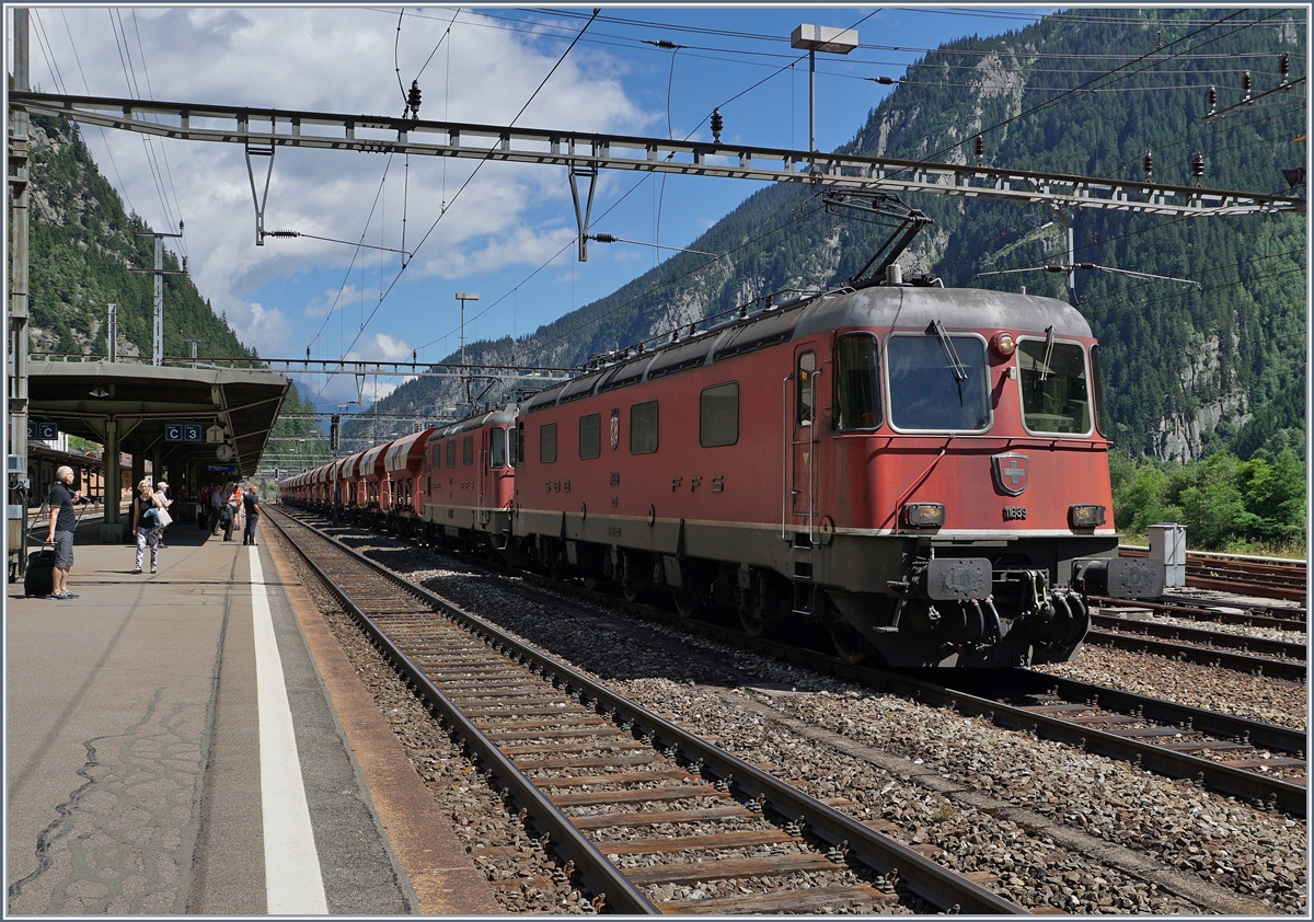 Der gern gesehene und fotografierte Kieszug mit der Re 6/6 11639 und einer Re 4/4 II wartet in Göschenen eine Überholung ab.
28.07.2016