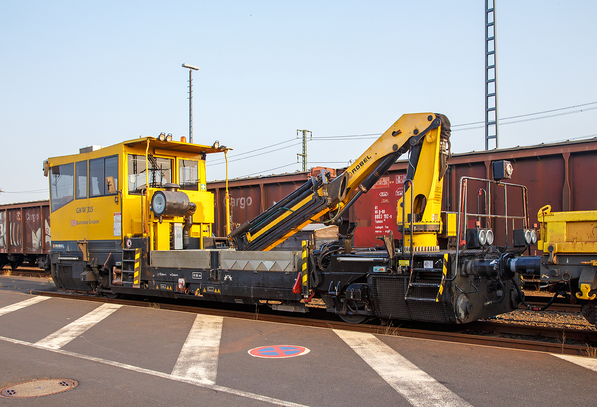 
Der GKW 315 der DB Bahnbau Gruppe GmbH (Gleiskraftwagen) bzw. Gleisarbeitsfahrzeug Robel BAMOWAG 54.22 (Schweres Nebenfahrzeug Nr. 97 17 56 028 17-3), mit angehangen Wagen der Gattung Res, ist am 28.08.2018 beim ICE-Bahnhof Montabaur abgestellt.

Der Robel 54.22 wurde 2004 von der ROBEL Bahnbaumaschinen GmbH (Freilassing) unter der Fabrik-Nr. 54.22 – 32 - BH011 gebaut.

Technische Daten:
Spurweite: 1.435 mm
Achsanordnung: B
Länge über Puffer: 13.100 mm
Achsstand: 7.500 mm
Treibraddurchmesser (neu): 840 mm
Höchstgeschwindigkeit: 100 km/h
Zur Mitfahrt zugelassene Personen: 6
Eigengewicht: 30 t
Nutzlast: 5 t
Bremse: KE-GP mZ
Kleinster befahrbarer Gleisbogen: R = 80m
Zugelassen für Streckenklasse: C2, CM2 und höher

Hydraulischer Ladekran: 
Typ:  Palfinger PK21502, 
Max. Hubmoment: 197,5 kNm (20,1 mt), 
Max. Reichweite hydraulisch 21,3 m
