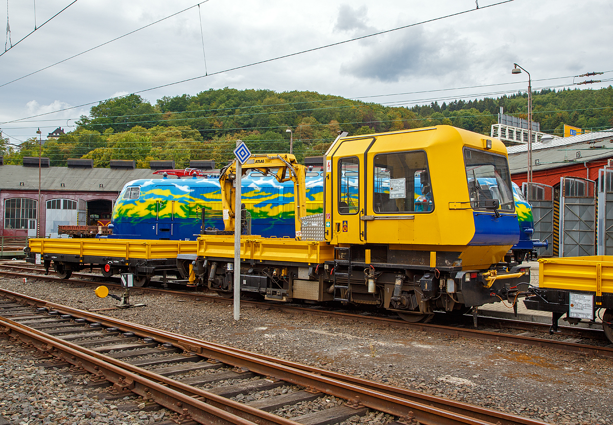 
Der Gleiskraftwagen SKL 26 LK, Schweres Nebenfahrzeug Nr. 99 80 9685 008-1 D-KAF, der KAF Falkenhahn Bau AG (Kreuztal), ex DR 29.1.044, mit zwei Kla 03 Gleiskraftwagenanhänger, ausgestellt am 27.07.2018 im Südwestfälische Eisenbahnmuseum in Siegen.

Der SKL 26 LK Gleiskraftwagen wurde 1993 von der Deutschen Reichbahn Gleisbaumechanik Brandenburg (heute GBM Gleisbaumechanik Brandenburg/H. GmbH) unter der Fahrgestell-Nr. 29.1.044 gebaut. Zum 01.01.1994 ging er zur DB AG (GB Bahnbau) als DB 29.1.044 über. Über die Eisenbahn-Service Gesellschaft (ESG) kam er 2018 zur KAF Falkenhahn Bau AG.

Die letzte rein  ostdeutsche  Entwicklung eines Schwerkleinwagens war der SKL 26 LK. Das ab 1991 bei dem DR-Werk für Gleisbaumechanik (GBM) in Brandenburg (Havel) gebaute Fahrzeug war deutlich moderner als die bisherigen ost- und westdeutschen Fahrzeuge. Die Öffnung der DDR und die darauf folgende Wiedervereinigung erschlossen neue Beschaffungswege, so dass die Motoren und Getriebe in Westdeutschland bzw. im westeuropäischen Ausland bezogen wurden.

Das Fahrzeug wurde fast komplett neu konstruiert und hat nur geringe Ähnlichkeiten mit seiner Vorgängerbauart SKL 25. Die auffälligste Neuerung gegenüber seinem Vorgänger ist das neu entwickelte Führerhaus, das neben technischen Neuerungen ein deutlich moderneres Aussehen, größere Fensterflächen und Schiebetüren statt der zuvor verwendeten Klapptüren aufweist. Durch die Wiedervereinigung war es der DR nun auch möglich, Motoren, Getriebe und Ladekräne von Herstellern zu beziehen, die nicht in der DDR vertreten waren. So wurden neben Atlas-Kranen auch Motoren von MAN und Deutz eingebaut, die im SKL 26 verbauten Getriebe stammen von ZF und Clark. Im Gegensatz zum SKL 25 wurde keine Variante ohne Ladekran mehr angeboten. 

Die Höchstgeschwindigkeit beträgt 80 km/h und damit deutlich mehr als bei der Vorgängerbauart. Diese Anhebung war nötig, da die regulären Zuggeschwindigkeiten ebenfalls angestiegen waren und die älteren SKL somit eine Behinderung auf regulär befahrenen Strecken darstellten.

Die möglichen Kombinationen aus Motor und Getriebe führten zu vier Bauarten des SKL 26, die durch die Betriebsnummer unterschieden werden: Die Bauartnummer 26 bezeichnet Fahrzeuge mit Deutz-Motoren, die Bauartnummer 29 diejenigen mit MAN-Motoren. Die anschließende Ziffer unterscheidet zwischen den Getrieben der Firmen ZF (26.1 bzw. 29.1) und Clark (26.2 bzw. 29.2). Trotz dieser Unterscheidungen ist die laufende Nummer der Fahrzeuge eindeutig.

Aus dem SKL 26 wurde 1994 die sehr erfolgreiche GAF-Baureihe entwickelt, die abweichend zu den bisherigen Nebenfahrzeugen über reguläre Zug- und Stoßeinrichtungen verfügt. Die Produktion des SKL 26 wurde daraufhin im folgenden Jahr eingestellt.

TECHNISCHE DATEN:
Gebaute Stückzahl: über 80
Spurweite:  1.435 mm (Normalspur)
Achsformel:  B
Länge über Kupplung:  7.780 mm 
Höhe: 3.310 mm
Breite: 2.600 mm
Achsabstand:  4.800 mm
Treibraddurchmesser:  750 mm
Leergewicht:  12.500 kg
Nutzlast:  5.000 kg
Zul. Anhängelast: 40 t
Höchstgeschwindigkeit:  80 km/h
Installierte Leistung: 118 kW (160 PS)
Motorentyp: MAN Dieselmotor (Serie 26.... Deutz F6L413F)
Motorbauart:  Dieselmotor
Bremse:  indirekte Druckluft-Klotzbremse,
Federspeicherbremse
Kupplungstyp:  Mittelpuffer-Nebenfahrzeugkupplung (Rockinger Kupplung)
Zur Mitfahrt zugel. Personenanzahl: 6