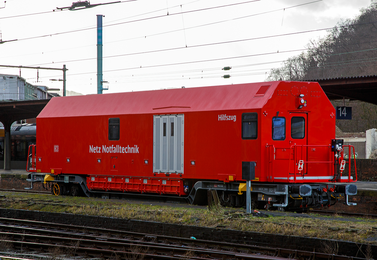 Der Hagener Hilfszugwagen D-DB 99 80 9370 033-9 der DB Netz AG am 08.02.2016 beim Hbf Hagen.

Der Hilfszug AOC - ANWENDUNGSORIENTIERTER CONTAINER:
Der Hilfszug ist eine fahrende Werkstatt und bietet ein hervorragendes Raumangebot für Gerät und Mannschaft. Die Wechselaufbauten können im Falle einer Revision des Trägerwagens einfach auf ein anderes Trägerfahrzeug umgesetzt werden. Dadurch spart man das mühsame und vor allem zeitintensive Umladen des gesamten Equipments von einem zum anderen Wagen. Dieses neuartige System aus Wechselaufbau und Trägerwagen heißt in der Fachsprache AOC/MTF (Anwendungs Orientierter Container kombiniert mit einem Multifunktionalen – oder auch modularem TrägerFahrzeug). Die Wechselbehälter haben Falttüren, einen geraden Boden und zwischen diesem und der Tiefladefläche sind zusätzliche Staukästen eingebaut worden. Diese bieten z.B. der Aufgleisbrücke einen idealen gleisnahen Platz. Die Toilettenanlage wurde mit einer umweltfreundlichen Verbrennungstoilette realisiert.

Das Trägerfahrzeug/Wagen (MTF) wurde von dem slowakischen Güterwagenhersteller Tatravagónka A.s. gebaut, wobei die Drehgestelle von ELH Eisenbahnlaufwerke Halle sind.
Der Wechselaufbau (AOC) ist von Gföllner Fahrzeugbau und Containertechnik GmbH St.Georgen (Österreich)

TECHNISCHE DATEN:
Spurweite: 1.435 mm
Anzahl der Achsen: 4 (in 2 Drehgestellen)
Länge über Puffer: 18.240 mm
Drehzapfenabstand: 11.790 mm
Achsabstand im Drehgestell: 1.800
Laufraddurchmesser: 920 mm (neu)
Höchstgeschwindigkeit: 120 km/h
Kleinster befahrbarer Radius: 75 m
Leergewicht: 23.500 kg