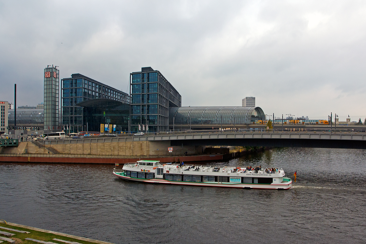 
Der Hauptbahnhof Berlin am 26.09.2014.

Berlin Hauptbahnhof ist der wichtigste Eisenbahnknoten Berlins und zugleich der grte Turmbahnhof Europas. Mit tglich etwa 300.000 Reisenden und Besuchern steht er auf Platz vier der Fernbahnhfe in Deutschland, nach Hamburg, Mnchen und Frankfurt (Main).