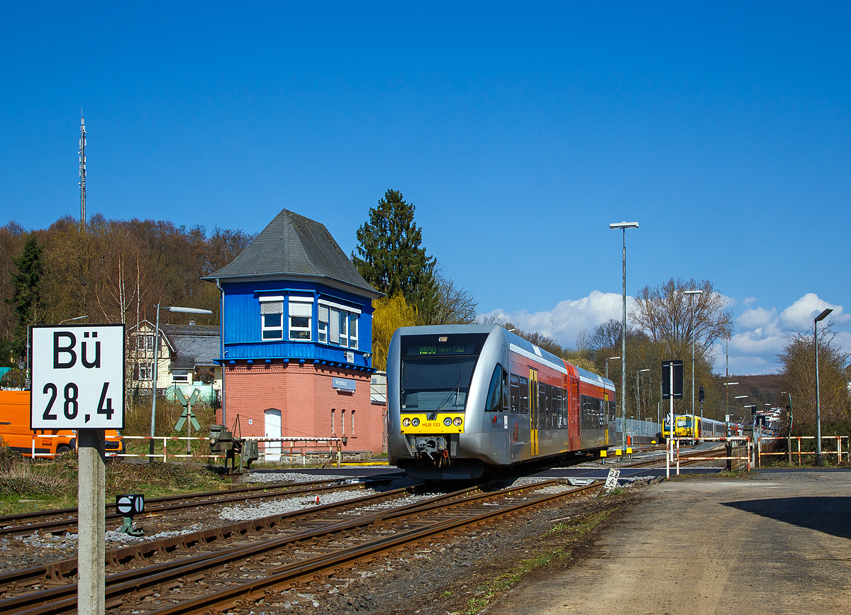 
Der HLB 123 bzw. VT 526 123 (95 80 0946 423-0 G-HEB / 95 80 0646 423-3 D-HEB / 95 80 0946 923-9 D-HEB) ein Stadler GTW 2/6 der HLB (Hessische Landesbahn GmbH), ex vetus VT 123, verlässt am 09.04.2016, als RB 90  Westerwald-Sieg-Bahn  nach Limburg an der Lahn, den Bahnhof Westerburg. Links das Stellwerk Westerburg Ws (Süd)
