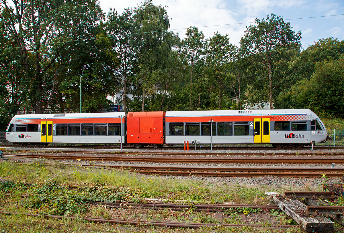 Der HLB 123 bzw. VT 526 123 (95 80 0946 423-0 G-HEB / 95 80 0646 423-3 D-HEB / 95 80 0946 923-9 D-HEB) ein Stadler GTW 2/6 der HLB (Hessische Landesbahn GmbH), ex vetus VT 123, ist am 12.09.2015 im Bahnhof Westerburg abgestellt.

Der GTW 2/6 wurde 2000 bei DWA unter der Fabriknummer 526/005 gebaut.
