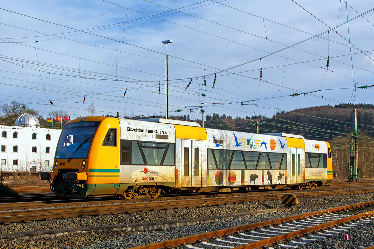 
Der von der HLB (Hessische Landesbahn) angemietete VT 650.58  Geopark Eiszeitland am Oderrand  (95 80 0650 058-0 D-ODEG) ein Stadler RegioShuttle RS 1 (BR 650) der Ostdeutsche Eisenbahn GmbH fährt als RB 95  Sieg-Dill-Bahn  Siegen - Au/Sieg von Betzdorf/Sieg weiter in Richtung Au.

Der Stadler Regionaltriebwagen Regio-Shuttle RS1 wurde 2004 von Stadler Pankow GmbH in Berlin unter der Fabriknummer 37304 und an die Prignitzer Eisenbahn GmbH (PEG) geliefert, er ist Eigentum der BeNEX GmbH. 
Der Triebwagen hat die EBA-Nummer  EBA 04B11A 304