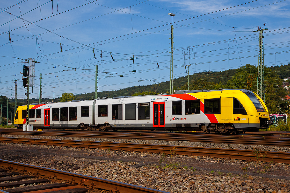 Der HLB VT 506 (95 80 1648 106-0 D-HEB / 95 80 1648 606-9 D-HEB) ein Alstom Coradia LINT 41 der neuen Generation der HLB (Hessische Landesbahn GmbH) steht an 03.09.2016 in Betzdorf (Sieg) in der Abstellgruppe.

Der LINT 41 wurde 2018 von ALSTOM Transport Deutschland GmbH (vormals LHB) in Salzgitter unter der Fabriknummer D041418-006 gebaut.

Eigentlich müssten diese LINT mit der neuen Kopfform ja LINT 42 heißen, da sie mit einer Länge von 42,17 m etwas länger sind als die ursprünglichen LINT 41 (41,81 m). Denn die Bezeichnung LINT 41 bedeutet „leichter innovativer Nahverkehrstriebwagen“, die 41 steht für die Länge der vollen Meter (bei dem ursprünglichen 41,81 m). Wird die Bezeichnung „H“ (LINT 41/H) verwendet, so sind es Hochflur-Fahrzeuge. Dies hier sind aber zweiteilige Niederflur-Dieseltriebwagen, welches man gut an der bis unten gehenden Tür erkennen kann.  

Die LINT-Triebwagen sind in Stahlbauweise ausgeführt. Bei den LINT 41 wird pro Wagenkasten ein Enddrehgestell von einer dieselmechanischen Antriebsanlage mit liegend eingebauten MTU-Reihen-Sechszylinder-Dieselmotoren mit  Leistung von 390 kW über eine Gelenkwelle angetrieben. Bis zu drei Einheiten sind über die automatische Scharfenbergkupplung Typ 10 zu einem Zug kuppelbar.

Als Bremsen werden druckluftbetätigte Scheibenbremsen verwendet, an je einem Triebdrehgestell befinden sich zusätzlich Magnetschienenbremsen. Als Feststellbremse sind Federspeicher vorhanden. Die Bremsanlagen ist von Knorr-Bremse. Die Fahrzeuge der HLB (wie auch die DB Regio) verwenden zudem Retarder als hydrodynamische Ergänzungsbremse. Die Fahrzeuge verfügen zusätzlich über Rußpartikelfilter.

Die Fahrzeuge verfügen über voneinander unabhängige Führerraumklimaanlagen und Fahrgastraumklimaanlagen. Je Wagenkasten sind zwei Dachklimageräte vorhanden. Die Abwärme der Dieselmotoren wird zur Beheizung von Fahrgasträumen und Führerräumen genutzt. Reicht die Abwärme nicht aus, so werden dieselbefeuerte Zusatzheizgeräte zugeschaltet. Geliefert wird die Heizungs-, Lüftungs-, Klimaanlage von „Spheros“ (ehemals Webasto).

Die Steuerschränke im Führerraum werden als Sonderlösung von Rittal produziert und von Alstom ausgerüstet.

Technische Daten:
Baureihenbezeichnung: 1 648 (anstelle der alten Ausführung 0 648)
Hersteller: Alstom Transport Deutschland GmbH
Spurweite: 1.435 mm (Normalspur)
Radsatzfolge: Bx’ (2) By’
Länge: 42,17 m
Breite: 2.750 mm
Drehzapfenabstand: 16.500 mm
Drehgestellachsstand (Antriebsgestelle): 1.900 mm
Drehgestellachsstand (Jakobsgestell): 2.700 mm
Eigengewicht: 76,3 t
Geschwindigkeit: 140 km/h
Leistung: 2 x 390 kW
Fahrgastsitzplätze: 8 in der 1. Klasse und 94 in der 2. Klasse
Niederfluranteil: 60 %
Kupplungstyp: Scharfenbergkupplung Typ 10
Fahrzeugbestand der HLB: 7
