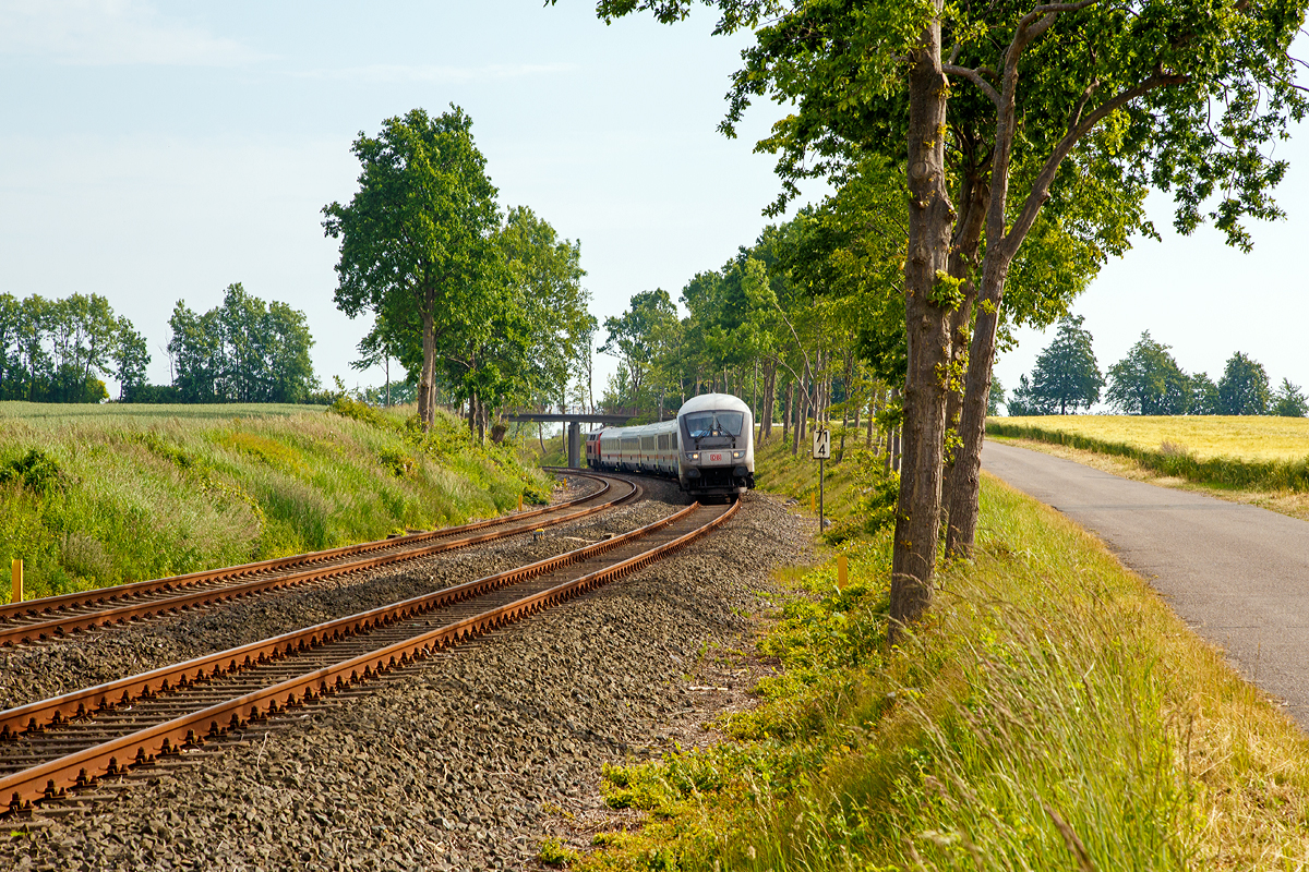 
Der IC 2327 (Fehmarn-Burg - Lübeck - Hamburg - Köln Hbf 15:53 - Frankfurt(Main)Hbf - Nürnberg - Passau) fährt am 13.06,2015 Steuerwagen vorrau (geschoben von 218 307-7) durch Großenbrode, auf der „Vogelfluglinie“  Lübeck–Puttgarten (KBS 141), in Richtung Lübeck.