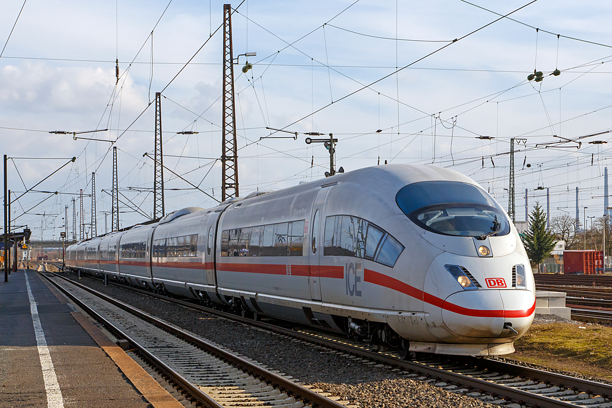 
Der ICE 3  Linz am Rhein   Tz 360 (BR 403 - 2.Bauserie) rauscht am 28.02.2015 durch den Hbf Hanau in Richtung Norden. 

Als Baureihe 403 wird eine zum ICE 3 gehörende ICE-Hochgeschwindigkeitsvariante der Deutschen Bahn AG bezeichnet. Im Gegensatz zu den Schwesterbaureihen 406 und 407 ist sie nur einsystemfähig und verkehrt daher nur in Deutschland sowie zum benachbarten Bahnhof Basel SBB.

Die 200,84 m langen Triebzüge werden aus acht Wagen gebildet und werden seit Juli 2000 im Reisezugbetrieb eingesetzt. Die DB hat 50 Stück im Einsatz. Bei einer zugelassen Fahrzeug-Höchstgeschwindigkeit von 330 km/h erreichen die Elektrotriebzüge im regulären Betrieb planmäßig bis zu 300 km/h auf Hochgeschwindigkeits-Strecken.

Weitere Technische Daten:
Spurweite: 1.435 mm
Achsformel:  Bo'Bo'+2'2'+Bo'Bo'+2'2' +2'2'+Bo'Bo'+2'2'+Bo'Bo'
Hersteller:  Siemens/Bombardier
Länge über Kupplung:  200,84 m
Länge Endwagen: 25.835 mm
Mittelwagen: 24.775 mm
Höhe:  3.890 mm
Breite:  bis 2950 mm
Drehzapfenabstand:  17.375 mm
Leergewicht:  409 t
Dienstgewicht:  459 t
Radsatzfahrmasse:  16 t
Dauerleistung:  8000 kW 
Anfahrzugkraft:  300 kN
Stromsystem:  15 kV 16,7 Hz~
Anzahl der Fahrmotoren:  16
Kupplungstyp:  Scharfenberg
