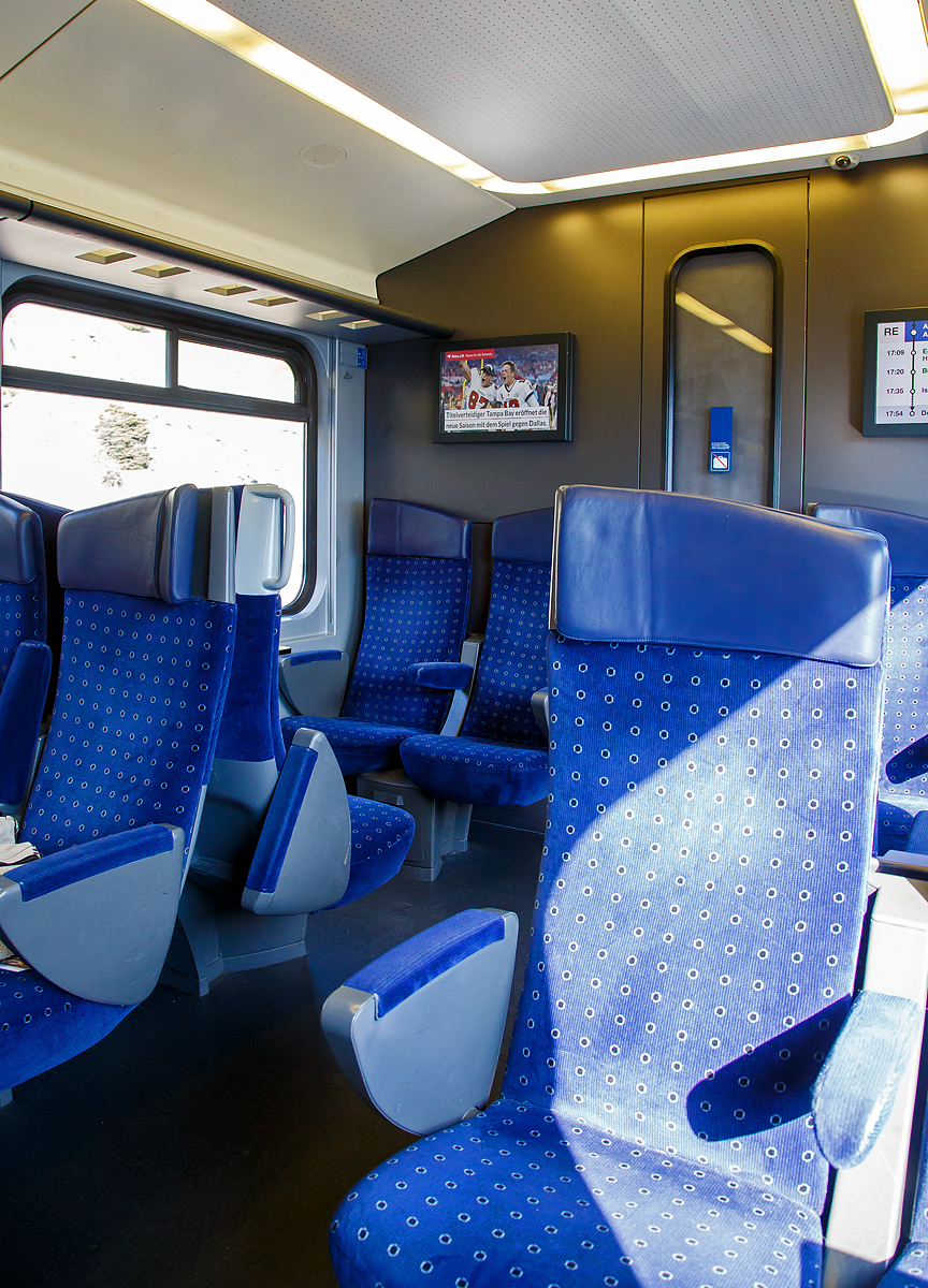 Der Innenraum / Interieur eines BLS RABe 535-Triebzuges „Lötschberger“ am 08.09.2021 am Lötschberg.