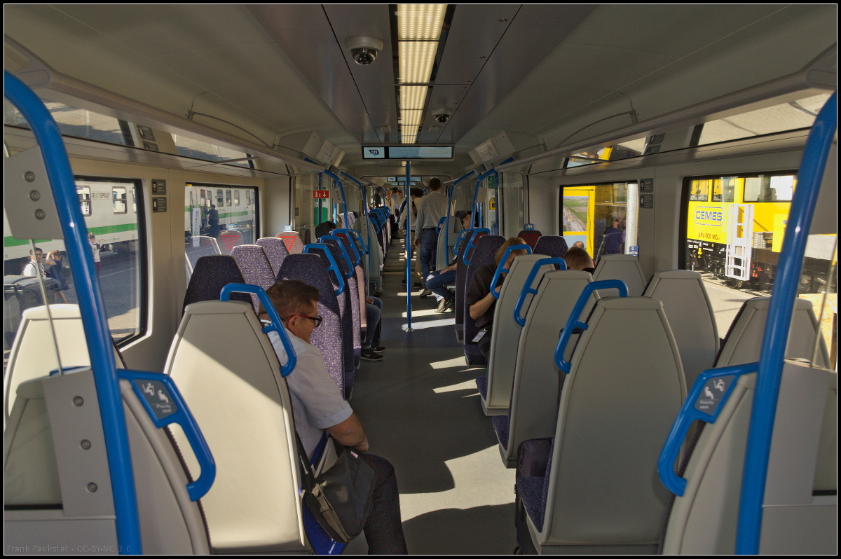 Der Innenraum des Desiro City (Class 717) für die Govia Thameslink Railway im Einsatz auf der Moorgate-Strecke. Ausgestellt war der Triebzug auf der InnoTrans 2018 in Berlin und konnte auf dem Freigelände besichtigt werden.