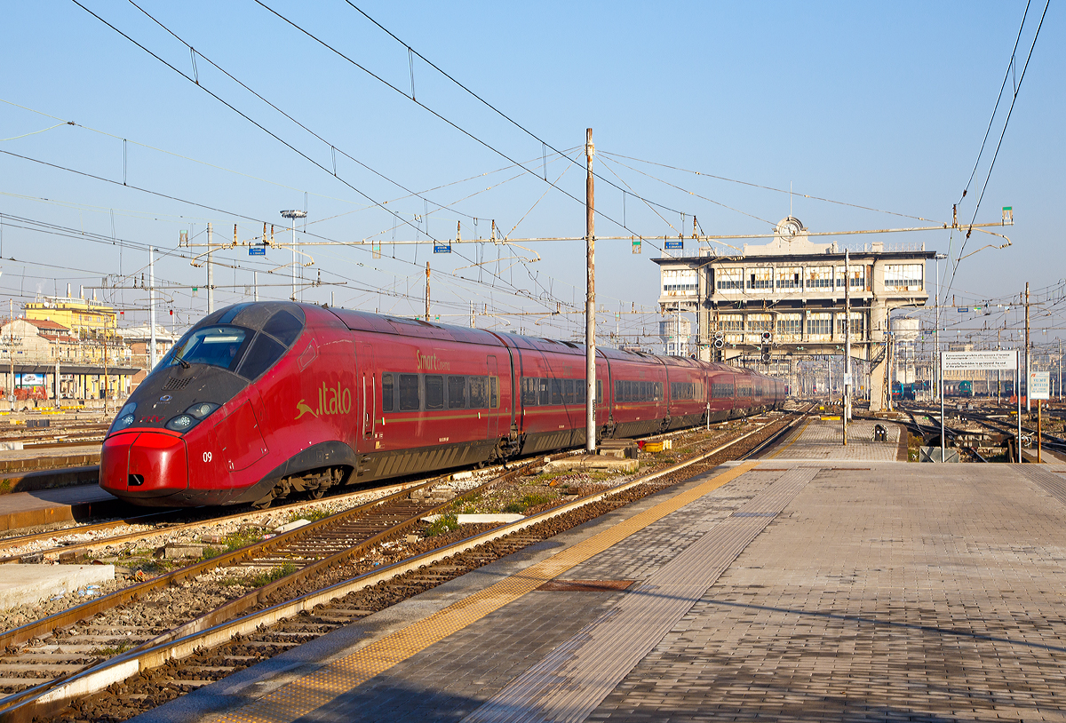 Der  .italo  09 ein ETR 575 (bzw. Alstom AGV) der NTV (Nuovo Trasporto Viaggiatori) fhrt am 29.12.2015 in den Bahnhof Milano Centrale (Mailand Zentral) ein.

Nuovo Trasporto Viaggiatori ist eine private italienische Eisenbahngesellschaft. Sie bietet seit dem 28. April 2012 in Konkurrenz zur staatlichen Trenitalia SpA Hochgeschwindigkeitsverkehr zwischen italienischen Grostdten an. Die Zge fahren unter dem Markennamen  .italo .

Die bordeauxroten  Zge, deren Inneneinrichtung von Giorgio Giugiaro entworfen wurde verfgten ber vier Wagenklassen: Smart, eXtra Large, Prima und Club. Ein Wagen der Smart-Klasse wurde mit Bildschirmen an der Decke als Smart Cinema ausgestattet.

Der italienische Betreiber NTV war die erste Bahngesellschaft, die 25 elfteilige Triebzge, der den von Alstom einwickelten, als AGV (franzsisch Automotrice  grande vitesse) bezeichneten und gebauten Hochgeschwindigkeitstriebzug kaufte. Anfnglich wurde das Projekt – wie zuvor schon die Entwicklung des TGV – gemeinsam von Alstom und der SNCF getragen. Nachdem letztere sich zurckzog, wurde der AGV allein von Alstom zur Serienreife entwickelt. Der italienische Betreiber NTV fhrt die Zge unter der Baureihenbezeichnung ETR 575, seit 2012 sind sie dort im Einsatz.

Eine wesentliche Neuerung gegenber dem TGV ist der verteilte Antrieb, bei dem angetriebene Achsen unter den Wagen verteilt sind und damit auf Triebkpfe verzichtet werden kann. Wie der TGV besitzt auch der AGV Jakobs-Drehgestelle. Der Zug verfgt ber wassergekhlte IGBT-Umrichter und Drehstrom-Synchronmotoren mit Dauermagneterregung. Diese Motoren haben bei gleichem Gewicht eine deutlich hhere Leistung als Asynchronmotoren. Ein 11-Sektionen-Zug hat zwlf Drehgestelle, davon sechs angetrieben, und ist etwa 200 m lang.

Technische Daten:
Spurweite:  1435 mm (Normalspur)
Lnge ber Kupplung:  200 m
Dienstgewicht:  ca. 410 t
Hchstgeschwindigkeit:  300 km/h (geplant 360 km/h)
Dauerleistung:  9.000 kW (6 Antriebsdrehgestelle)
Beschleunigung:  0,11 m/s bei 300 km/h
Treibraddurchmesser:  920 mm
Laufraddurchmesser:  920 mm
Stromsystem:  25 kV 50 Hz~ und 3 kV=
Anzahl der Fahrmotoren:  12
Zugsicherung:  ETCS Level 1+2; SCMT
Kupplungstyp:  Scharfenbergkupplung
Sitzpltze:  449+2 Rollstuhlpltze
