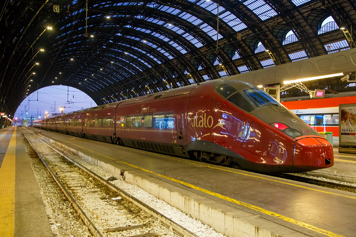 Der  .italo  09 ein ETR 575 (bzw. Alstom AGV) der NTV (Nuovo Trasporto Viaggiatori) steht am 30.12.2015 im Bahnhof Milano Centrale (Mailand Zentral), als AV 9903, zur Abfahrt nach Napoli Centrale bereit. Um 7:40 Uhr (in einer Minute) ist Abfahrt.

Nuovo Trasporto Viaggiatori ist eine private italienische Eisenbahngesellschaft. Sie bietet seit dem 28. April 2012 in Konkurrenz zur staatlichen Trenitalia SpA Hochgeschwindigkeitsverkehr zwischen italienischen Grostdten an. Die Zge fahren unter dem Markennamen  .italo .