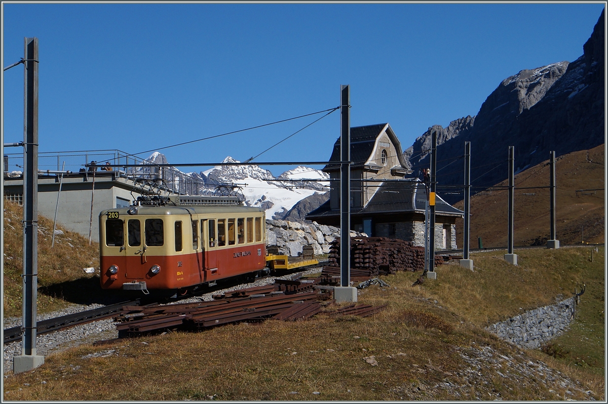 Der JB BDhe 2/4 209 mit einem Arbeitzug zwischen der Kleinen Scheidegg und dem Eigergletscher.
9. Okt. 2014