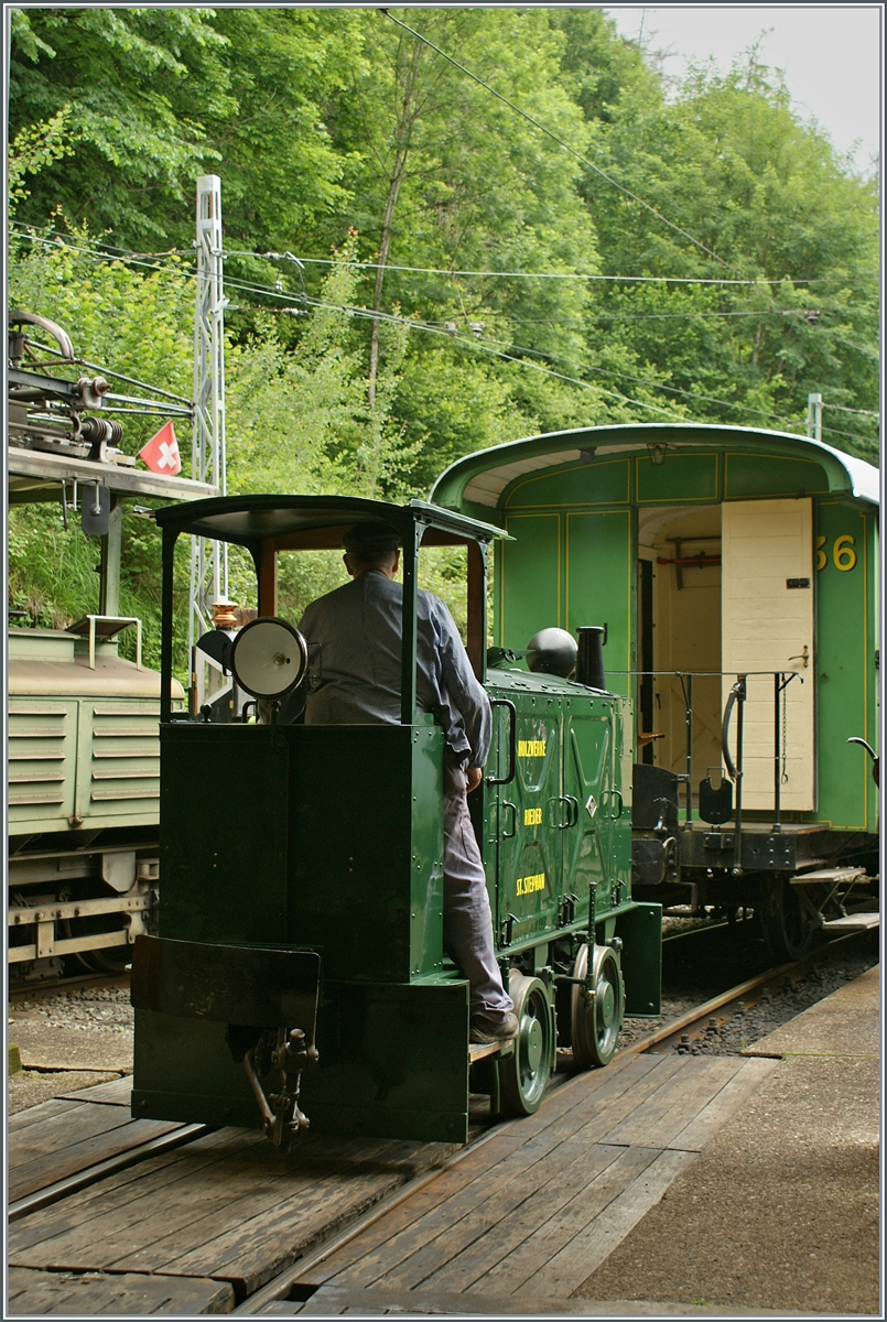 Der kleine Schienentraktor Tm 2/2 1 von Orenstein & Koppel 1930 gebaut, rangiert in Chaulin bei der Blonay Chamby Bahn. 

9. Juni 2024 