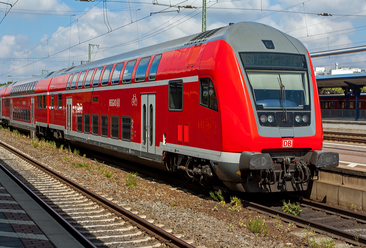 Der Klimatisierter Doppelstock-Steuerwagen 2. Klasse (DoSto-Steuerwagen) D-DB 50 80 86-75 033-0 DBpbzf 763.6 am 27.08. 2017 im Hbf Hanau am Zugschluss des RE 50.

Der Wagen wurde 1999 von DWA Grlitz gebaut. Ab 1999 wurden die neu beschafften Steuerwagen mit einem vergrerten behindertengerechtem WC ausgestattet, welches die Bauart DBpbzfa 763.6 charakterisiert. Derzeit sind Wagen dieser Bauart nur in Hessen und Nordrhein-Westfalen beheimatet. Der Wagen ist klimatisiert, besitzt BiLED-Anzeigen und ist fr 160 km/h zugelassen. 

TECHNISCHE DATEN: 
Spurweite: 1.435 mm
Lnge ber Puffer:  27.270 mm
Wagenkastenlnge:  26.660 mm
Wagenkastenbreite:  2.784 mm
Hhe ber Schienenoberkante: 4.631 mm
Drehzapfenabstand:  20.000 mm
Achsstand im Drehgestell:  2.500 mm
Drehgestellbauart:  Grlitz VIII
Leergewicht:  52 t
Hchstgeschwindigkeit:  160 km/h
Bremsbauart:  KE-PR-A-Mg-mZ (D) [ep|NB]
Sitzpltze:  101 (2. Klasse) und 2 Rollstuhlpltze
Toiletten:  1, behindertengerecht, geschlossenes System
Hersteller:  Deutsche Waggonbau AG (DWA), Werk Grlitz 
Baujahre: 1999 bis 2000
Bemerkungen: 1 Mehrzweckabteil