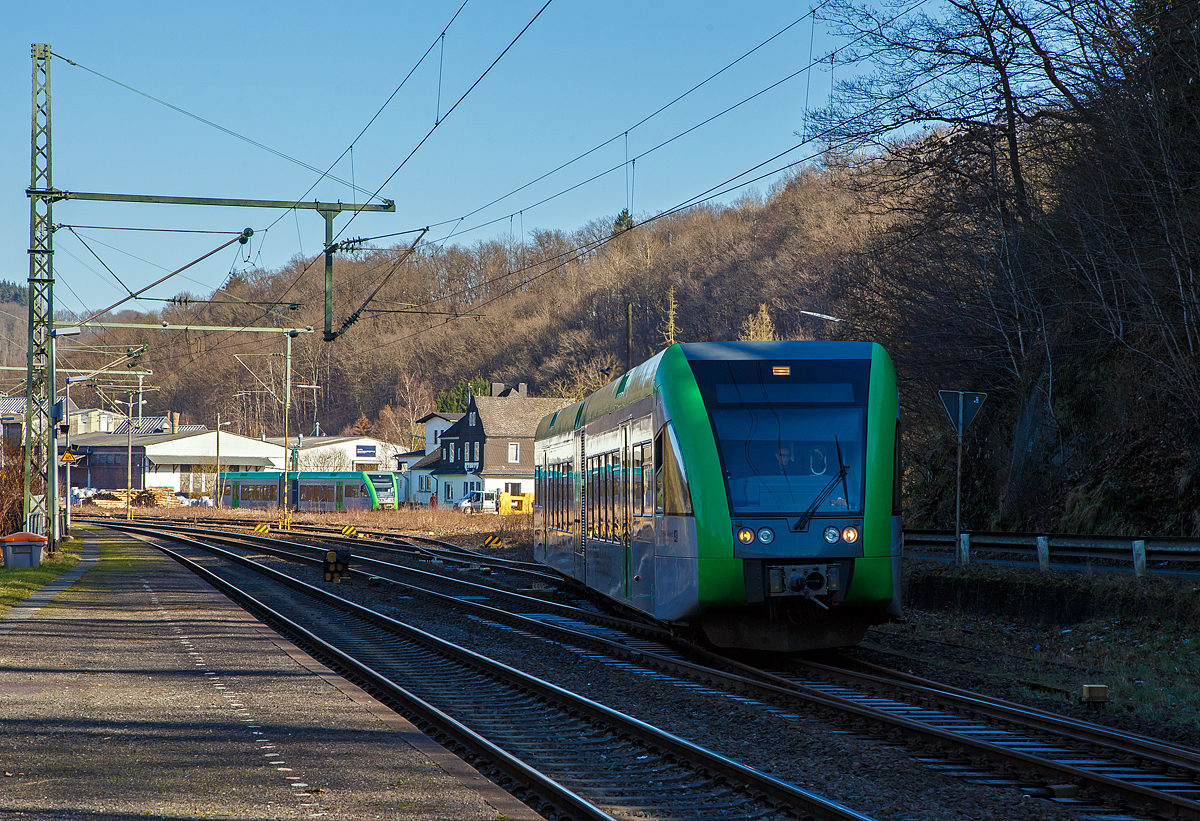 Der eine kommt von der Bindweide, der andere will auf die Bindweide....
Zwei Stadler GTW 2/6 der Westerwaldbahn des Kreises Altenkirchen GmbH (WEBA)  Daadetalbahn  am 28.02.2022 in Scheuerfeld (Sieg).

Hinten beim Kleinbahnhof der WEBA ist der  Daadetalbahn  Stadler GTW 2/6 – VT 117 (95 80 0946 417-2 D-WEBA / 95 80 0646 417-5 D-WEBA / 95 80 0946 917-1 D-WEBA) der auf Betriebsfahrt zum Betriebshof der WEBA nach Steinebach-Bindweide will. 

Während im Vordergrund der  Daadetalbahn  Stadler GTW 2/6 – VT 118 (95 80 0946 418-0 D-WEBA / 95 80 0646 418-3 D-WEBA / 95 80 0946 918-9 D-WEBA) von der Anschlussstelle WEBA aufs DB Gleis in Scheuerfeld (Sieg) rangiert. Da er nun nach Betzdorf (Sieg) will, muss er über den Bü in den DB Hp/Bf Scheuerfeld (Gleis 411) rangieren, bevor er die Fahrtrichtung, in Richtung Betzdorf, wechseln kann.