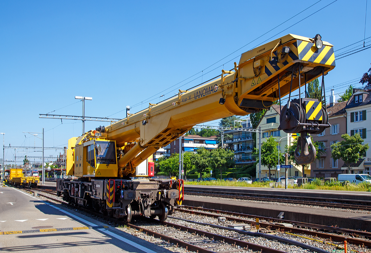 
Der Kran XI der Vanomag AG, Mechanischer Gleisbau, (CH 6304 Zug), ein 110t - KIROW Gleisbauschienenkran KRC 1010, Schweres Nebenfahrzeug Nr. 99 85 9219 031-3 CH-VMG VTmaass, abgestellt am 07.06.2015 in Zürich-Tiefenbrunnen. 

Weitere Beschreibung siehe: http://hellertal.startbilder.de/bild/Schweiz~Bahndienstfahrzeuge~Schienenkrane/438396/der-110t---kirow-gleisbauschienenkran-krc.html