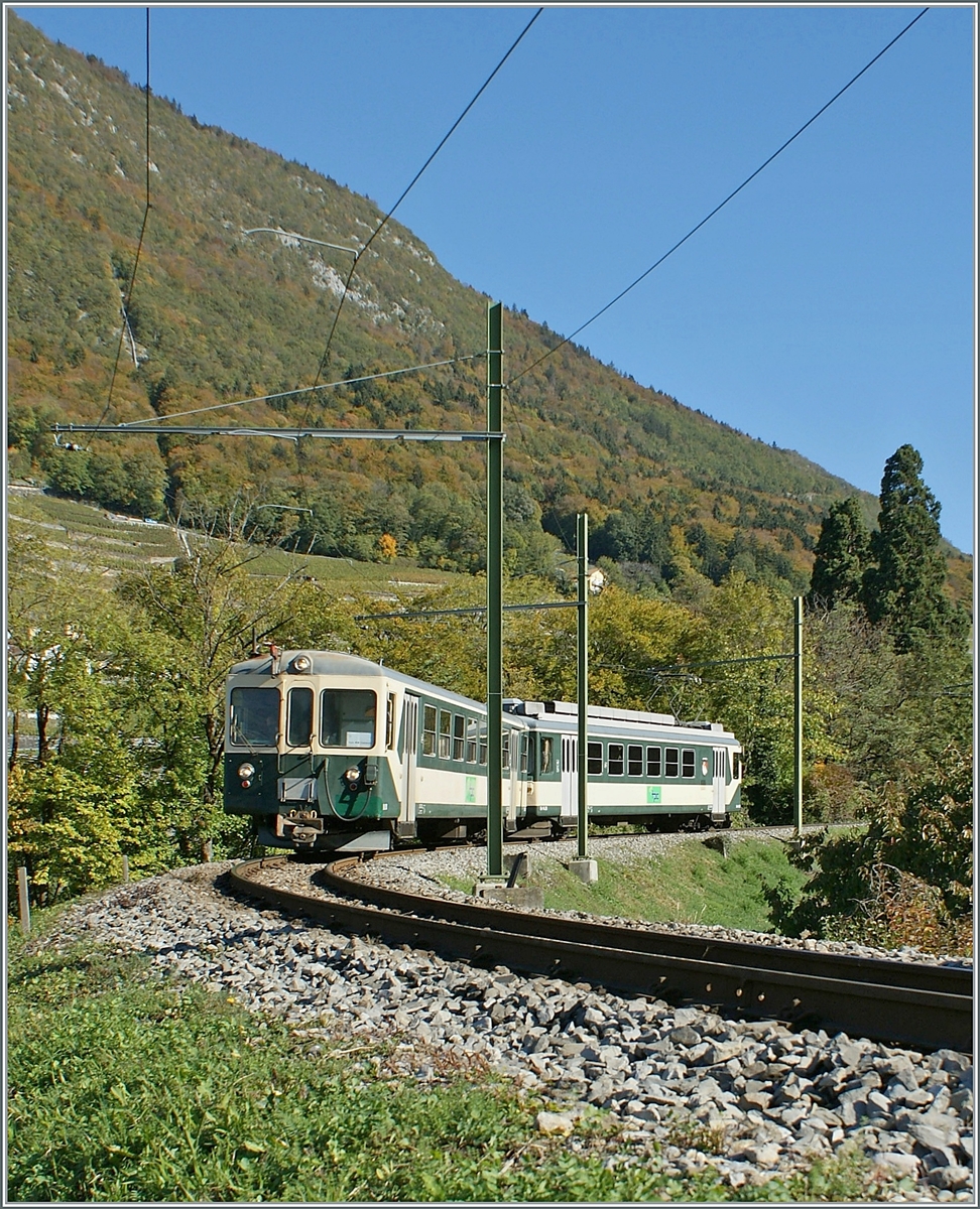 Der LEB Bt 151 und Be 4/4 N° 26 und Bt 151 sind als ASD Regionalzug 436 oberhalb von Aigle unterwegs. 

21. Okt. 2010 