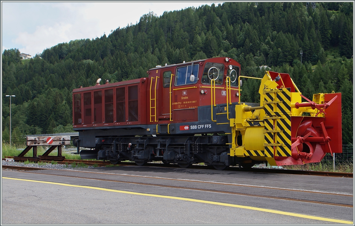 Der letzte Winter kommt bestimmt: Die Xrot 99 85 9 491 095-7 CH SBBFFS I in Airolo am 
23. Juni 2015 