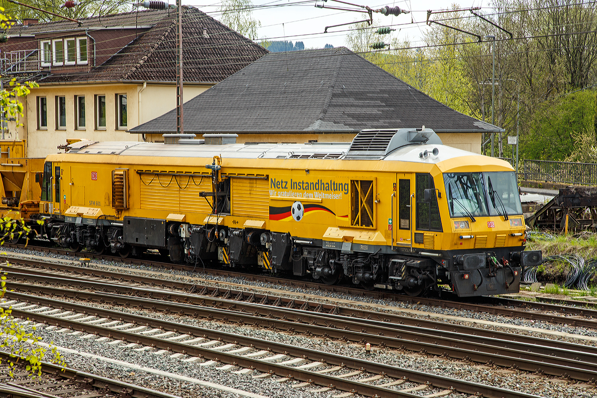 
Der LINSINGER Schienenfrszug SF 03 FFS, Schweres Nebenfahrzeug Nr. D-DB 97 33 07 003 18-4, der DB Netz AG (SFM 601  Da Vinci ), steht am 04.05.2015 in Kreuztal. 

Auch hochwertige Gleise unterliegen den „normalen“ Verschleiprozessen. Um die Betriebssicherheit, die Betriebskosten und den Fahrkomfort dauerhaft zu gewhrleisten und gering zu halten, mssen sie in regelmigen Abstnden wieder „in Form“ gebracht werden bzw. der Schienenkopf Reprofiliert werden. Damit der Aufwand und die betrieblichen Strungen fr das Reprofilieren gering gehalten werden kann, werden diese hochmodernen Frszge eingesetzt. Die Bearbeitungsgeschwindigkeit liegt bei 8 bis 25 m/min, je dem wieviel abgefrst werden muss. Die Bearbeitungsgenauigkeit liegt bei:
Querprofilgenauigkeit +/- 0,1 mm  
Lngsprofilgenauigkeit 0,05 mm  
Oberflchenqualitt Ra = ca. 3m

Weitere Vorteile des Frsens sind:
Kein Funkenflug bei der Bearbeitung 
0,3 - 3 mm Frstiefe in einem Durchlauf bzw. berfahrt 
Fahrkante als Bezugskante whlbar 
Hhenkopierung zur Minimierung der Lngswelligkeit 
Profilform durch unterschiedliche Frsformwerkzeuge nderbar 
Bearbeitungsgeschwindigkeit bis zu 25 m/min 
Abrollgerusch des Rades auf der Schiene unter 46 dbA

Technische Daten das Frszuges 97 33 07 003 18-4 DB Netz SFM 601:    
Bauart: SF 03 FFS      
Hersteller: LINSINGER Maschinenbau Ges. m.b.H., Steyrermhl, sterreich
Fabriknummer: 3722-001     
Baujahr: 2004  
Spurweite: 1.435 mm (Normalspur)
Achsformel: Co´Co´    
Lnge ber Puffer:  23.800 mm
Drehzapfenabstand: 15.300 mm     
Eigengewicht:  120 t 
Radsatzfahrmasse: 20 t    
Hchstgeschwindigkeit: 100 km/h (Eigenantrieb oder geschleppt)
Zur Mitfahrt zugel Personen: 4 
Zugelassen fr Streckenklasse: CE und hher und CM4
Kleister befahrbarer Gleisbogen: R 150 m
EBA-Nummer: EBA 02 K 12 B 002  