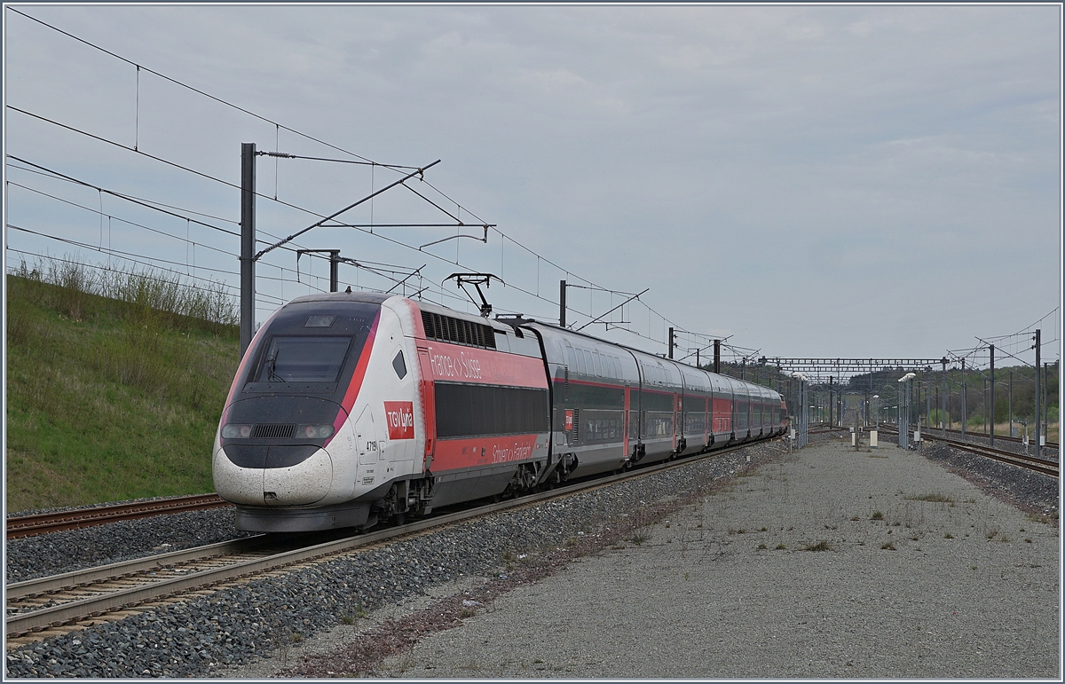 Der Lyria TGV 4719 ist als SNCF TGV 6703 von Paris nach Mulhouse unterwegs und verlässt den TGV Bahnhof Belfort Montbeliard.

4. April 2019