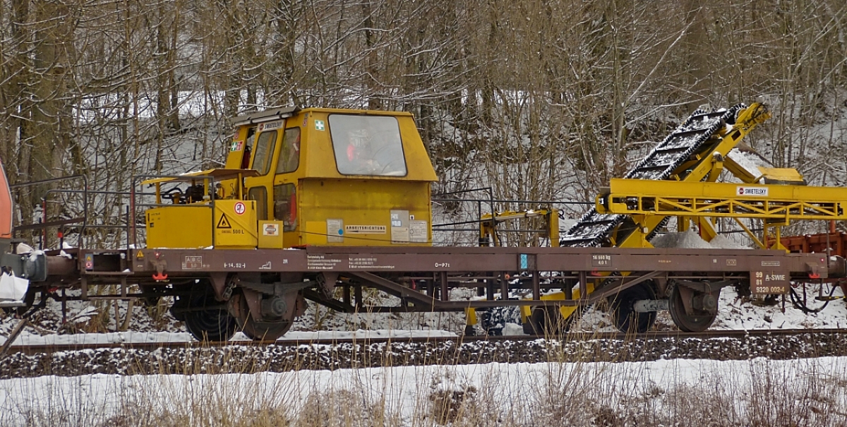 Der Metallsammelwagen mit der Magnetrolle unten im Gleisbett, welche die Eisenteile auf das Förderband zieht um diese dann in den Güterwagen zu befördern, der Neuschnee war hierzu sehr Arbeitsaufwendig. Aufgenommen zwischen Mecher und Drauffelt. 06.04.2021