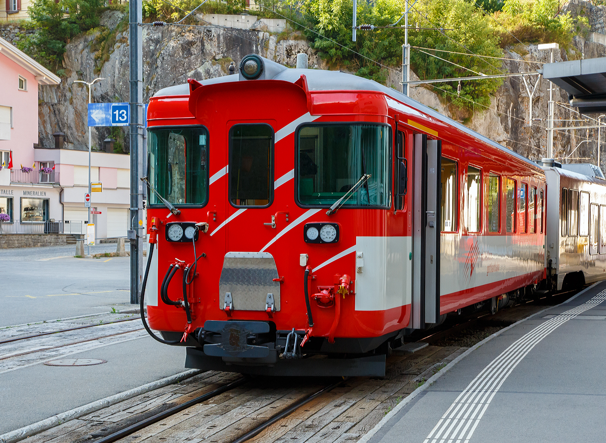 Der MGB 1./2. Klasse Steuerwagen ABt 4157 am 01.08.2019 im Bahnhof Gschenen im Zugverband.

Der Steuerwagen wurde 1980 von SIG (mech.) und BBC (elektr.) gebaut.

Technische Daten:
Spurweite: 1.000 mm
Lnge ber Puffer 17.910 mm
Drehgestelle: SIG-S
Eigengewicht: 15,8 t
Sitzpltze: 24 in der 1. und 15 in der 2. Klasse (30 Stehpltze)
Zul. Hchstgeschwindigkeit: 90 km/h
Zugelassen fr Netz der: MGB und RhB 