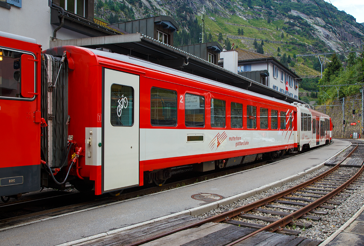 Der MGB 2. Klasse Wagen B 4273 am 02.08.2019 im Bahnhof Gschenen im Zugverband.

Der Wagen wurde 1980 von SIG gebaut.

Technische Daten:
Spurweite: 1.000 mm
Lnge ber Puffer 16.910 mm
Drehgestelle: SIG-S
Eigengewicht: 15,7 t
Sitzpltze: 48 in der 2. Klasse (30 Stehpltze)
Zul. Hchstgeschwindigkeit: 90 km/h
Zugelassen fr Netz der: MGB und RhB
