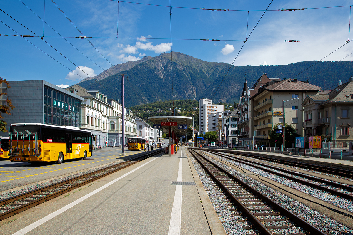 Der MGB Bahnhof Brig auf dem Vorplatz vom dem normalspurigen SBB Bahnhof, hier am 07.09.2021.

Der MGB Bahnhof war ursprüngliche Kopfbahnhof der Furka-Oberalp-Bahn (FO), 2007 wurde die neue Ostausfahrt im Bahnhof Brig in Betrieb genommen und der wurde zu einen Durchgangsbahnhof umgebaut. Gleichzeitig wurde die alte 3,2 km lange Strecke (Schleife) mit 20 Bahnübergängen durch die Gemeinde Naters aufgehoben. Auch für die BVZ (Brig-Visp-Zermatt-Bahn) war der Bahnhof seit 1930 Ausgangspunkt der Strecke nach Zermatt. Bis zur Fusion beider Bahnen (per 1. Januar 2003), zur Matterhorn-Gotthard-Bahn (MGB), befand sich dieser im Besitz der FO, die BVZ musste daher ein Benutzungsentgelt zahlen. 

Von Seiten der Stadt Brig wird angestrebt, die Anlage auf dem Bahnhofplatz vollständig aufzuheben und die Schmalspurzüge in den Normalspurbahnhof einzuführen.

Der normalspurige Bahnhof Brig ist vor allem als schweizerisch-italienischen Grenzbahnhof bekannt. Im innerschweizerischen Verkehr war er bis zur Eröffnung des Lötschberg-Basistunnel der wichtigste Umsteigebahnhof für das Wallis. 

Die normalspurige Bahnanlage besteht aus dem Personenbahnhof, aus zwei Depots (SBB und BLS), aus einer umfangreichen Gleisanlage für den Güterverkehr und einer Verladestation für den Autoverlad durch den Simplontunnel. Die Verladerampe für die Autozüge zwischen Brig und Iselle ist im Bereich der Freiverladeanlage. Die Autoreisezüge sind auch für normale Bahnpassagiere ohne Fahrzeug zugelassen, diese müssen aber einen ausgeschilderten Fussweg von 8 Minuten in Kauf nehmen, um das Gleis 90 («Brig Autoquai») zu erreichen.

Der Bahnhofplatz ist Ausgangspunkt von sieben Postautolinien, unter anderem derjenigen über den Simplonpass.
