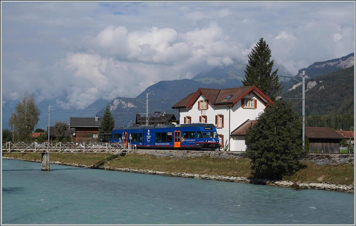 Der MIB Be 2/6 N° 13 ( ex CEV Be 2/6 7004  Montreux  und künftiger Zentralbahn Be 125 013) zeigt sich in bei der Haltestelle Aareschlucht West auf seiner Fahrt von Meiringen nach Innertkrichen. 

22. Sept. 2020