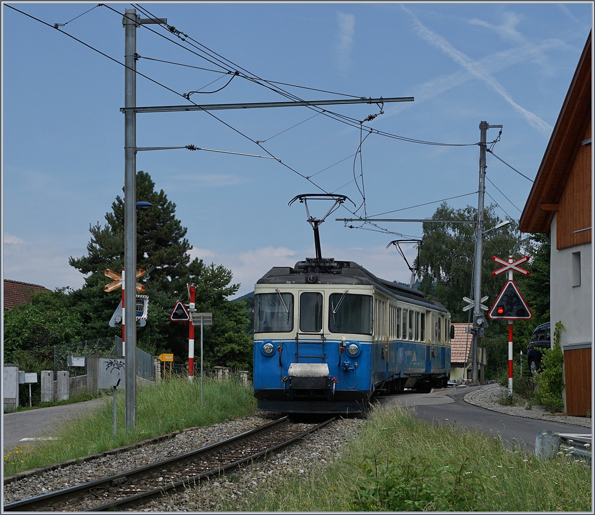 Der MOB ABDe 8/8 4001 SUISSE ist bei Planchamp als Regionalzug unterwegs.
27. Juni 2017 